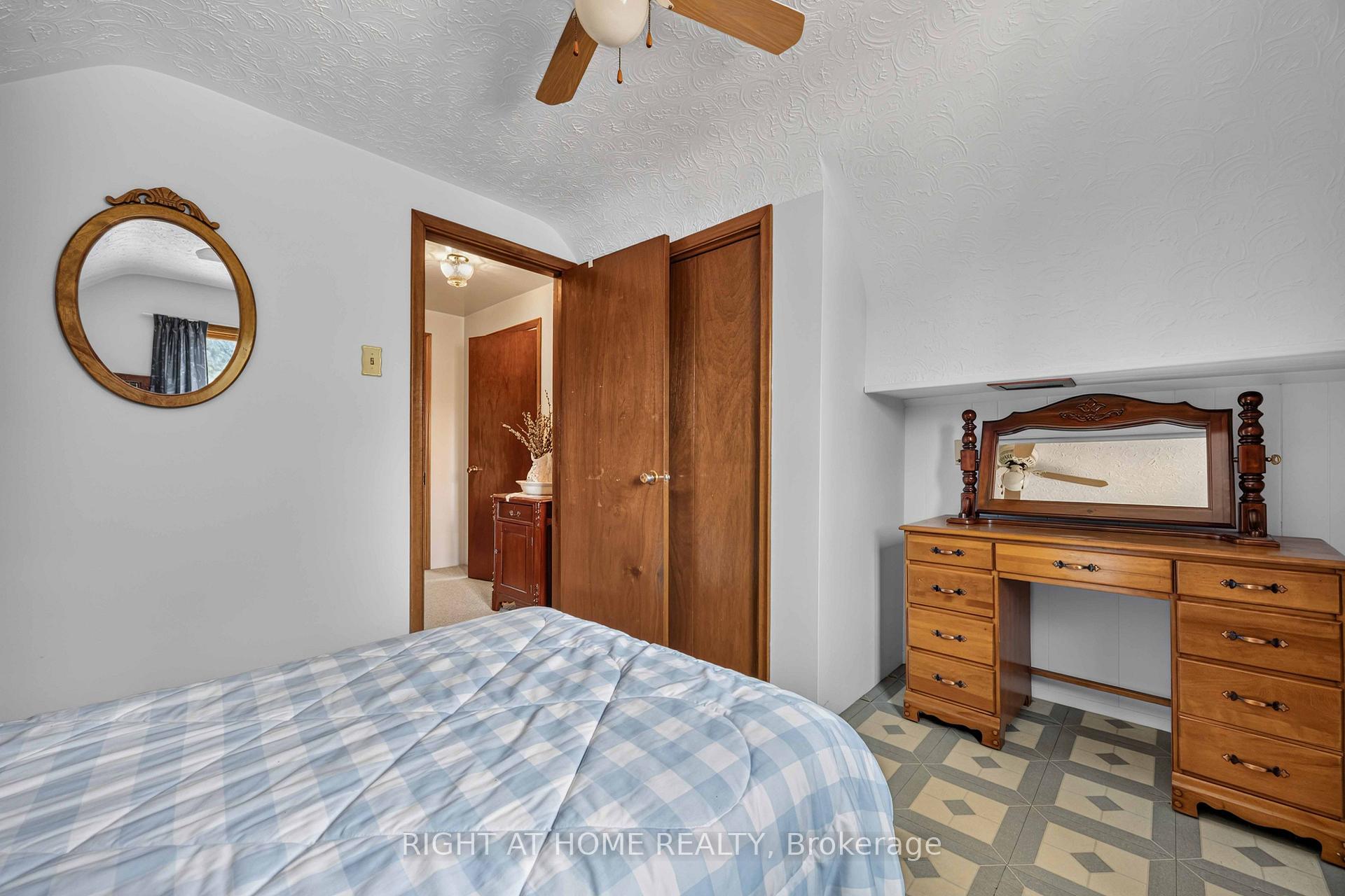 Photo 19 of 208 Ross Avenue, Sarnia — HOMEH