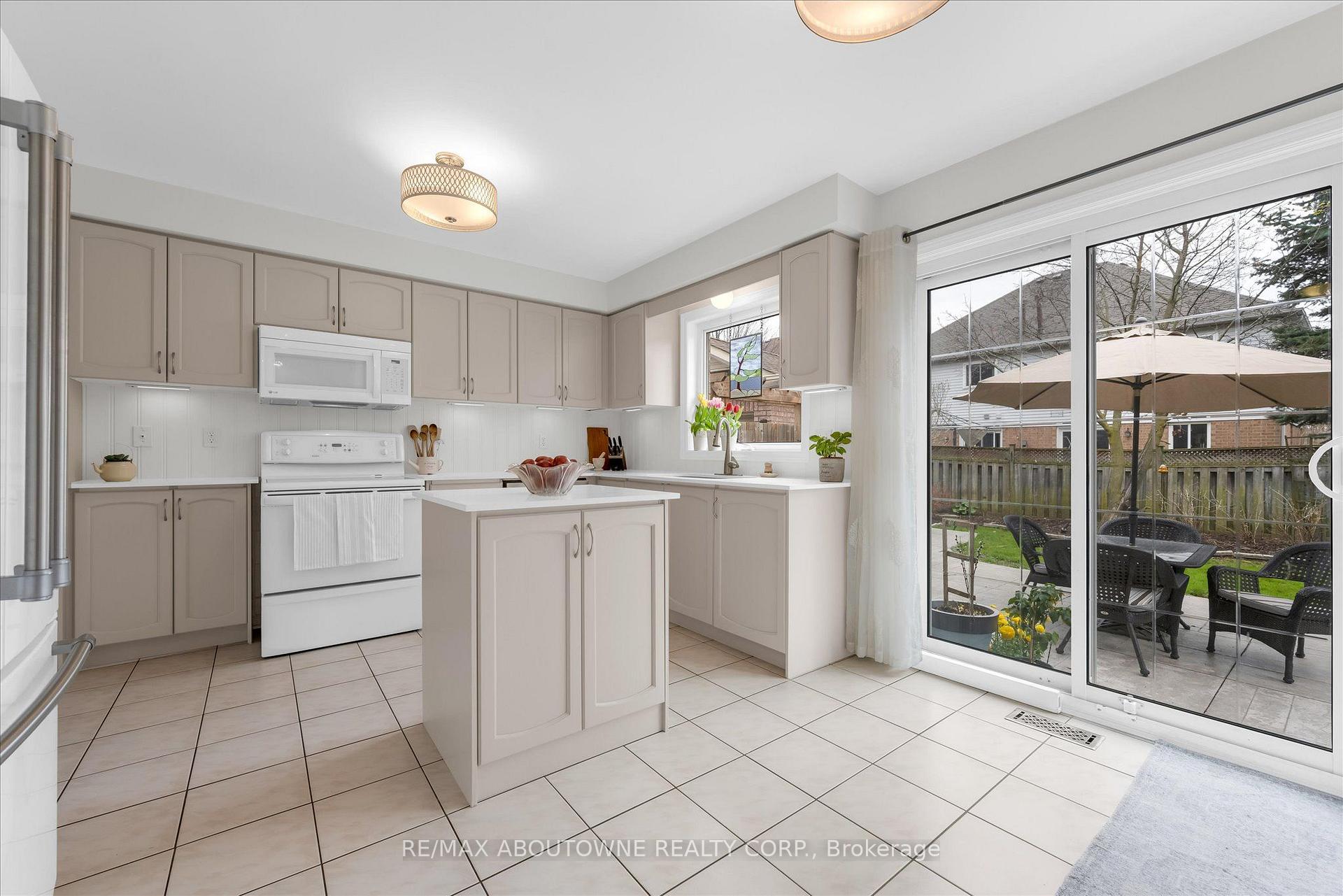 Photo 11 of 84 Fellowes Crescent, Hamilton, Waterdown — HOMEH