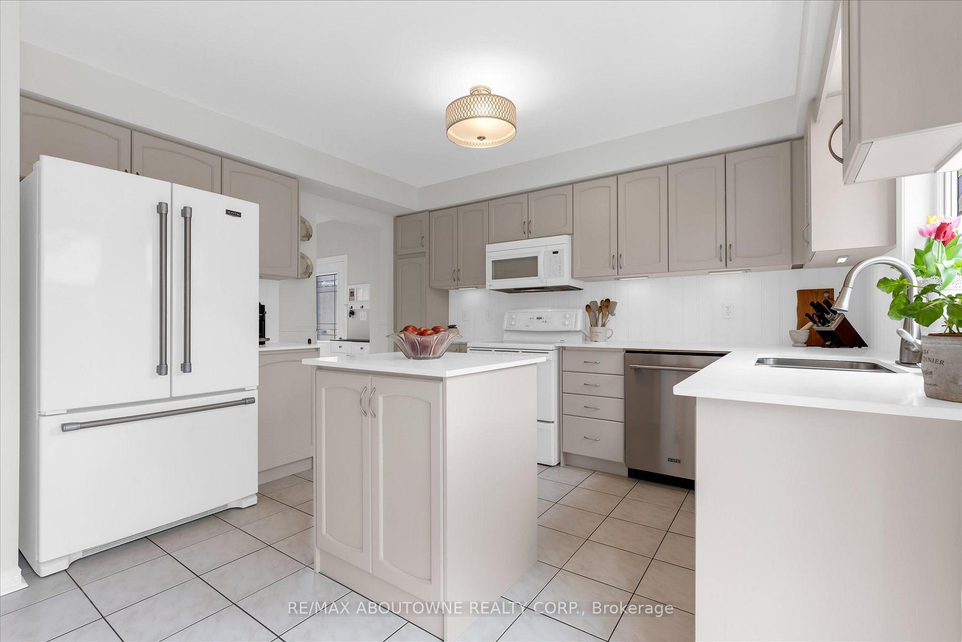 Photo 12 of 84 Fellowes Crescent, Hamilton, Waterdown — HOMEH
