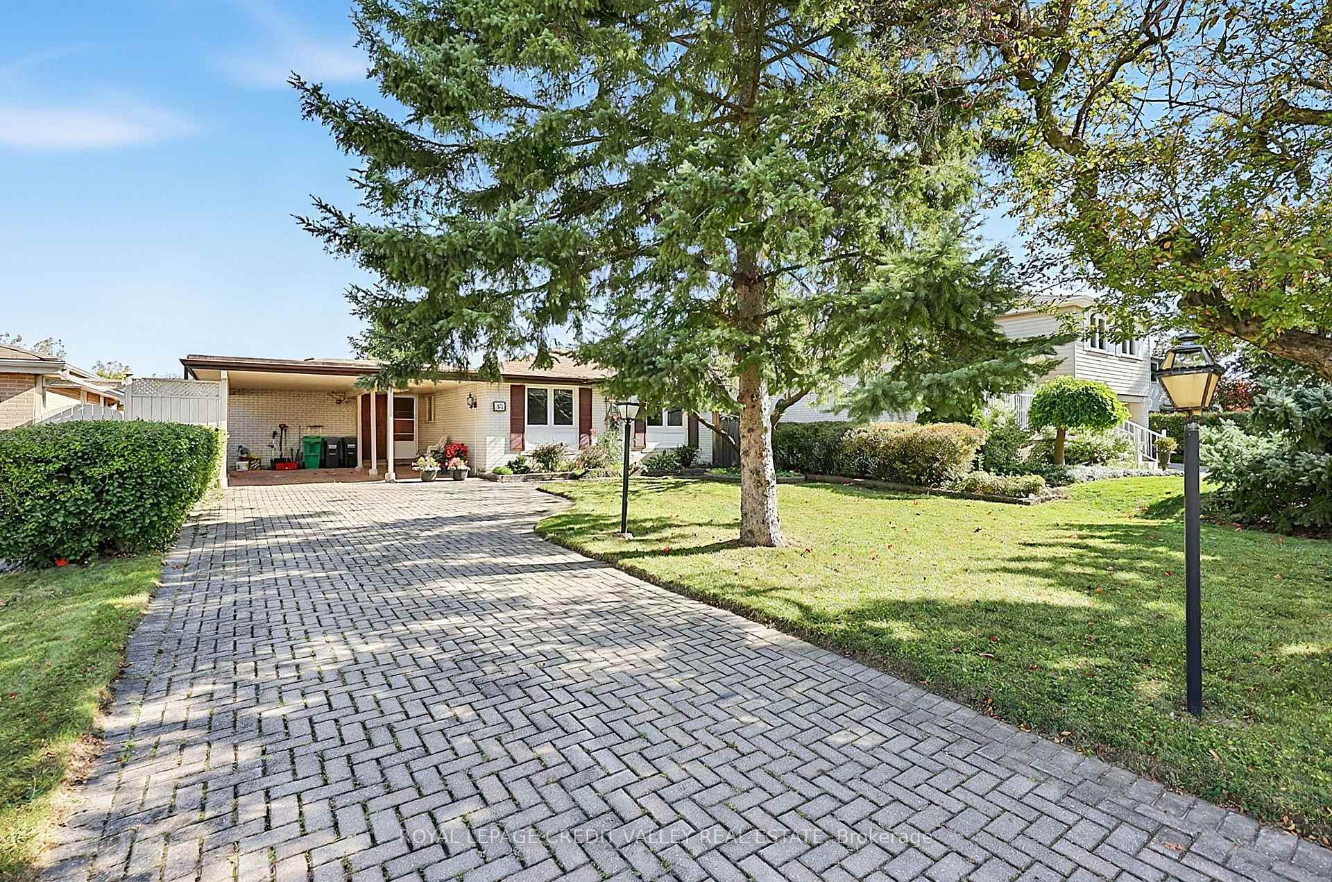 Photo 3 of 30 Palgrave Crescent, Brampton, Brampton East — HOMEH