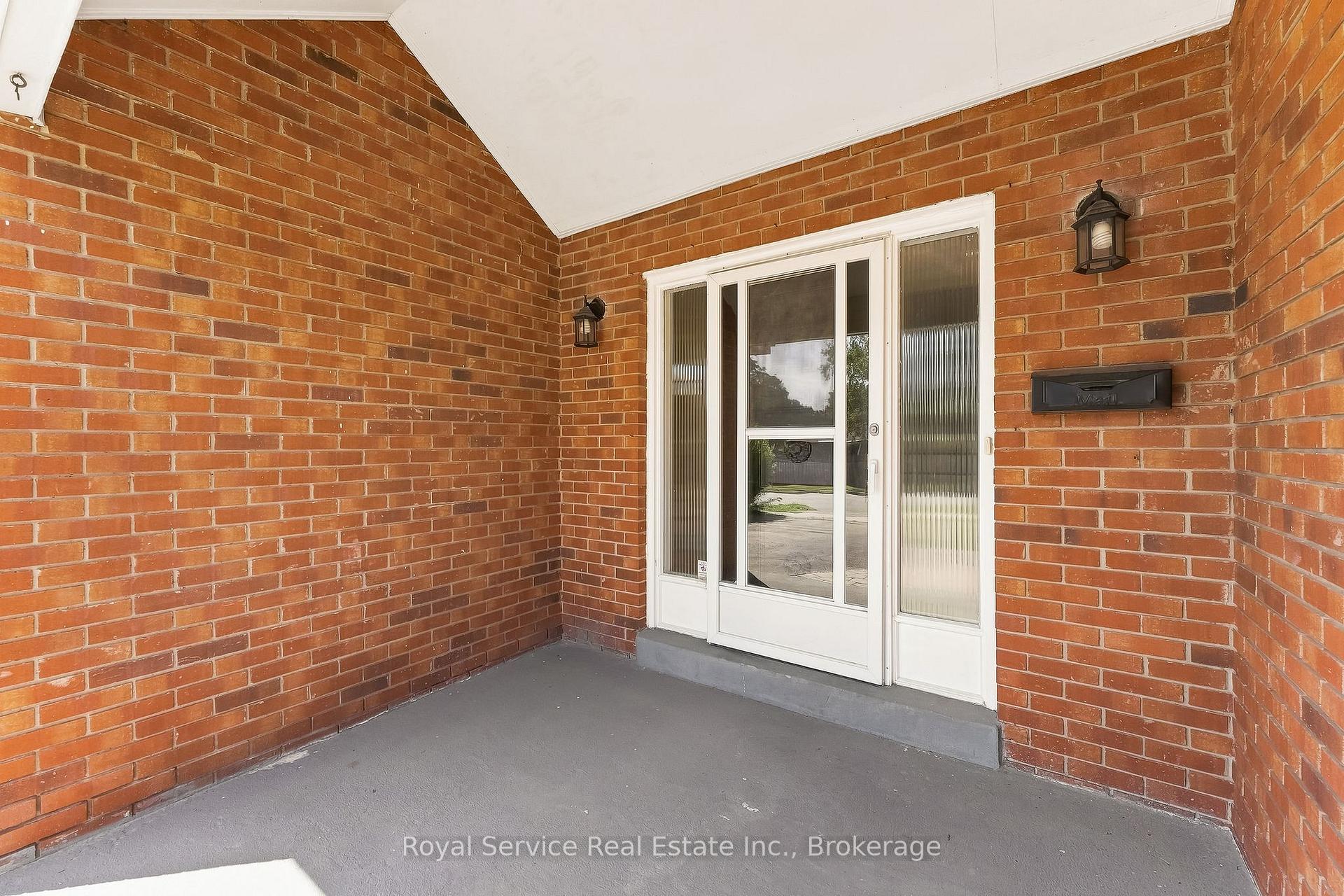 Photo 3 of 640 Hillcroft Street, Oshawa, Eastdale — HOMEH