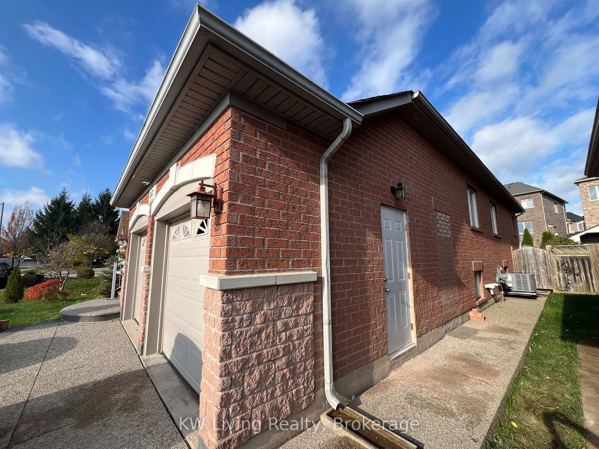 Photo 2 of 2421 Eighth Line, Oakville, Joshua Creek — HOMEH