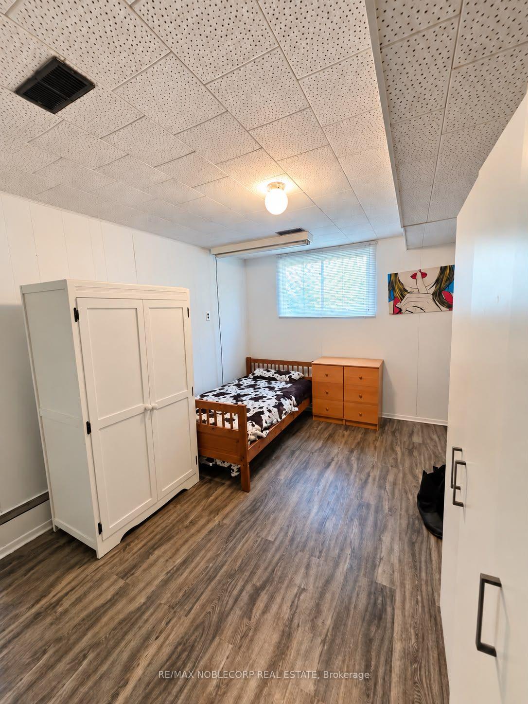 Photo 19 of 5 Conamore Crescent, North York, York University Heights — HOMEH