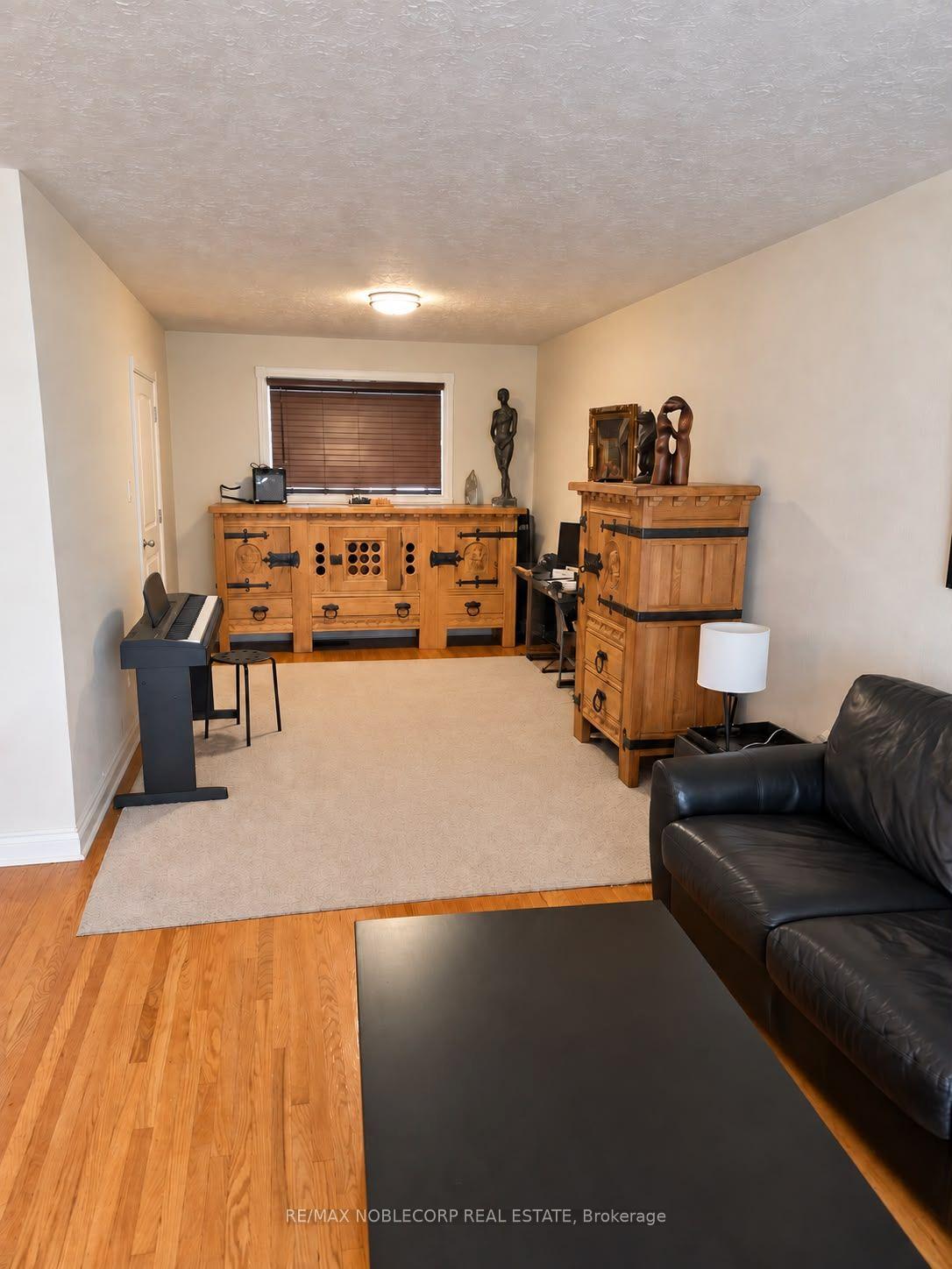 Photo 11 of 5 Conamore Crescent, North York, York University Heights — HOMEH