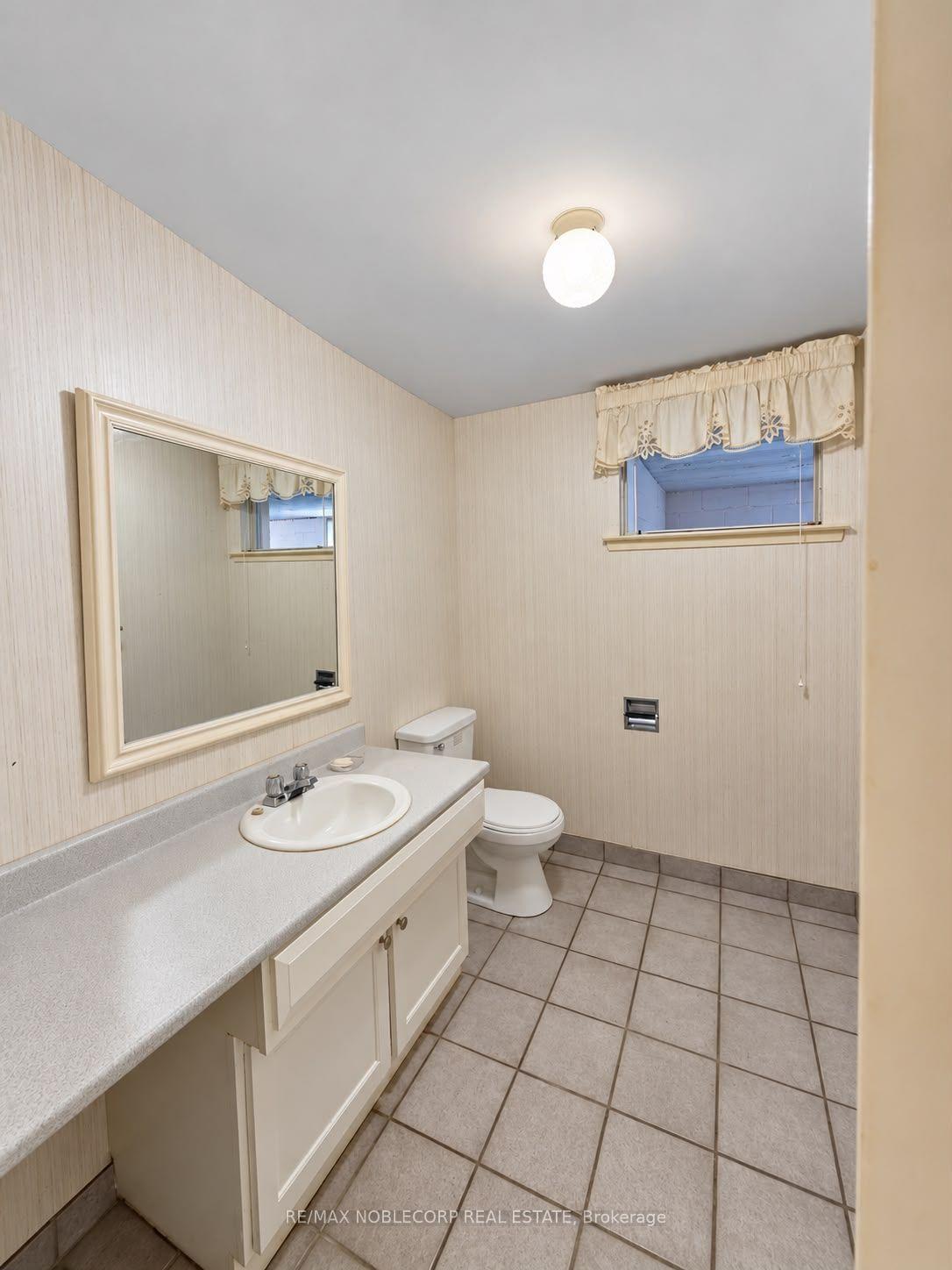 Photo 17 of 5 Conamore Crescent, North York, York University Heights — HOMEH