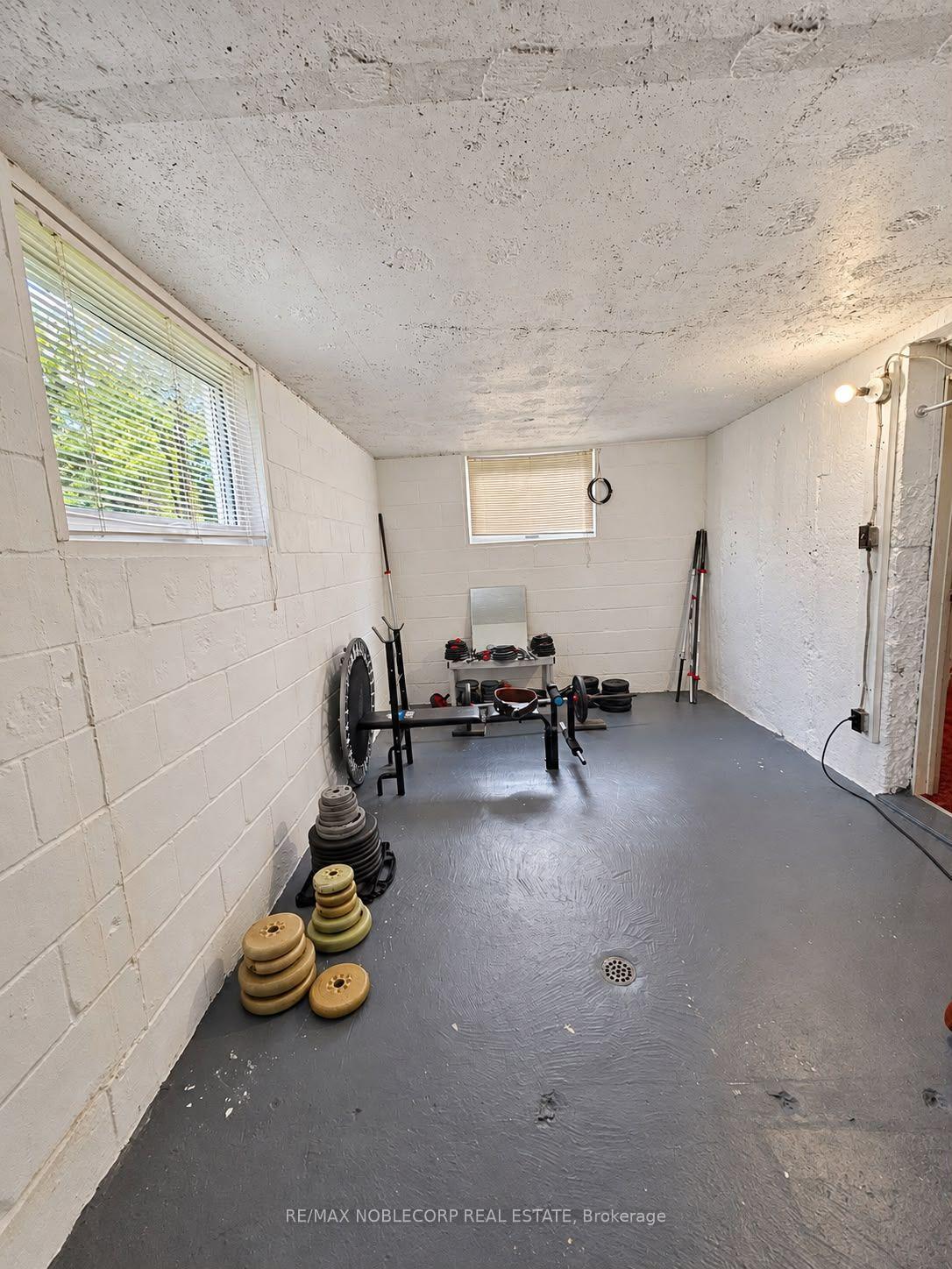 Photo 23 of 5 Conamore Crescent, North York, York University Heights — HOMEH