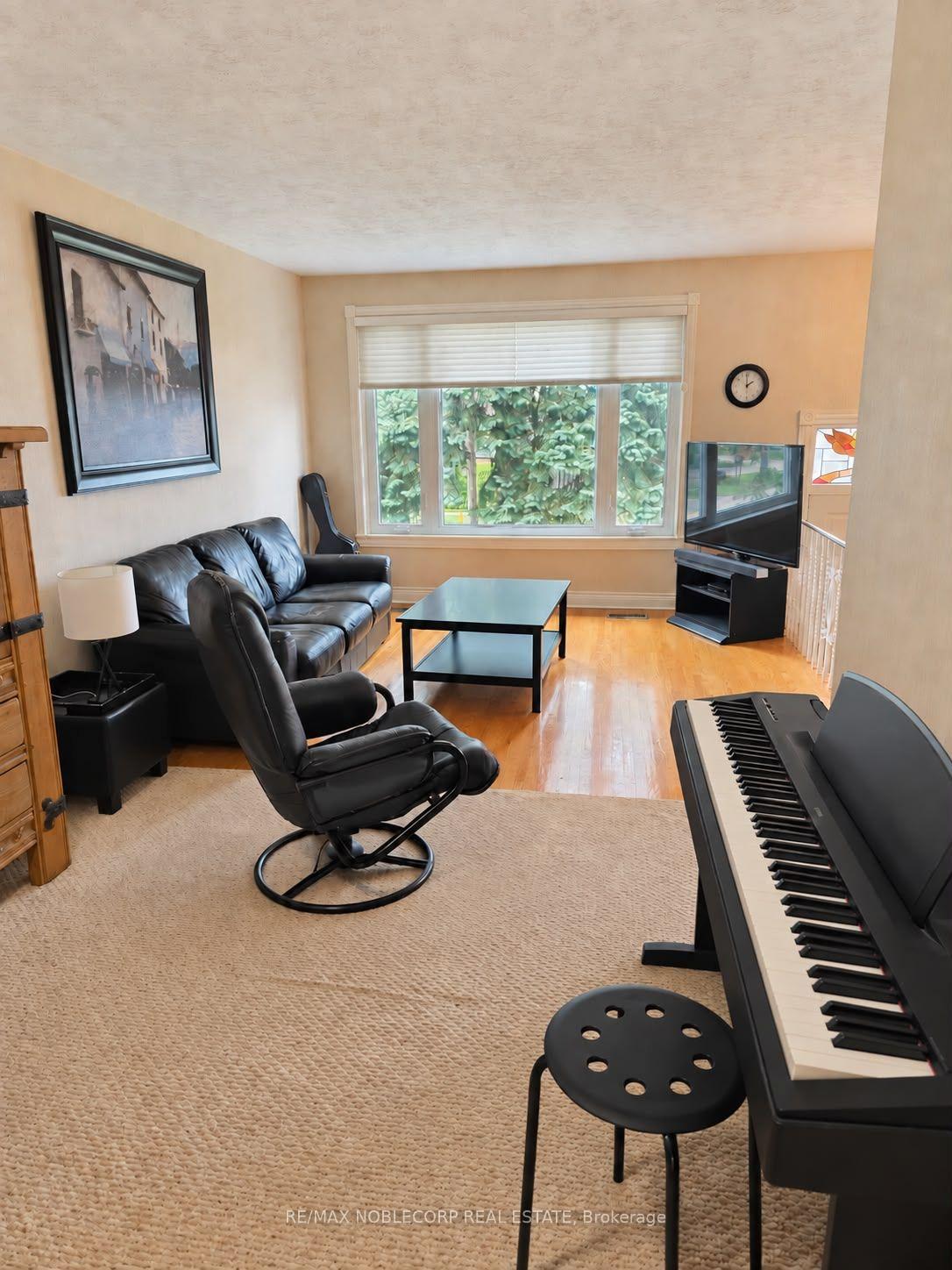Photo 5 of 5 Conamore Crescent, North York, York University Heights — HOMEH