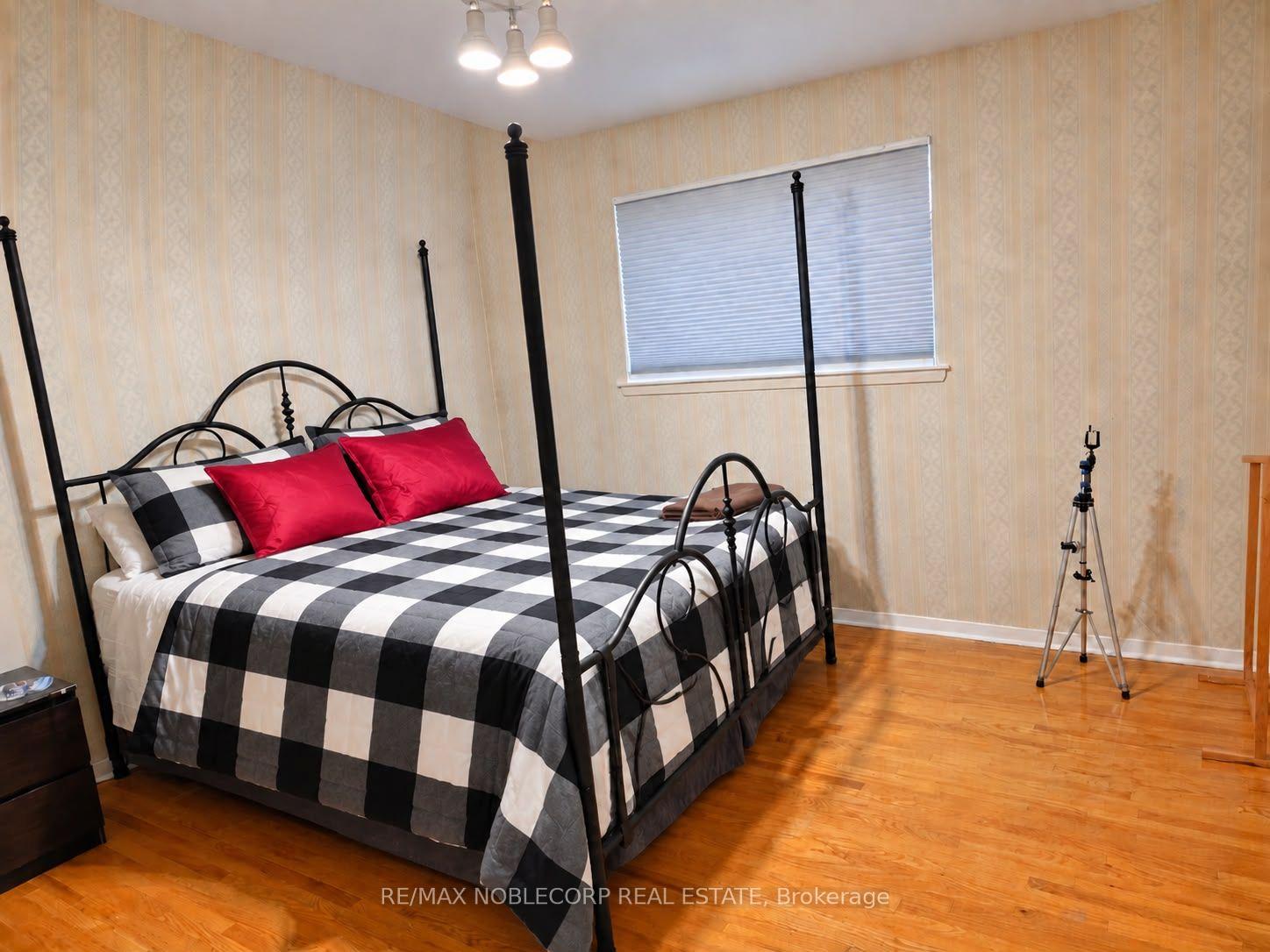 Photo 15 of 5 Conamore Crescent, North York, York University Heights — HOMEH