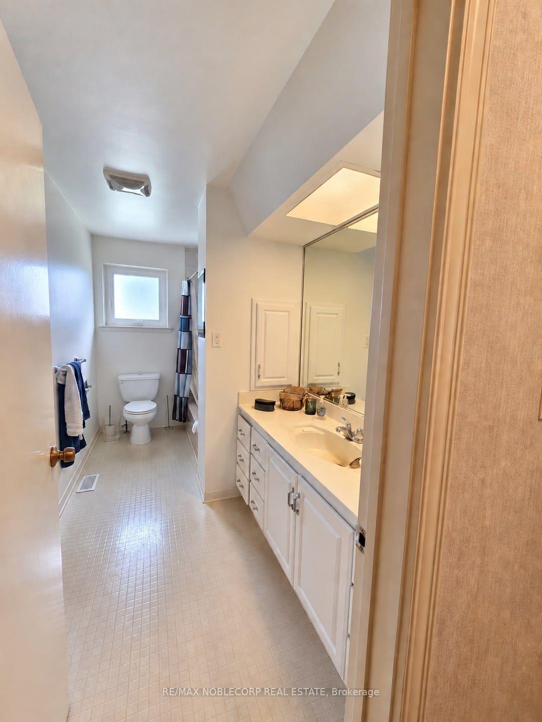 Photo 13 of 5 Conamore Crescent, North York, York University Heights — HOMEH