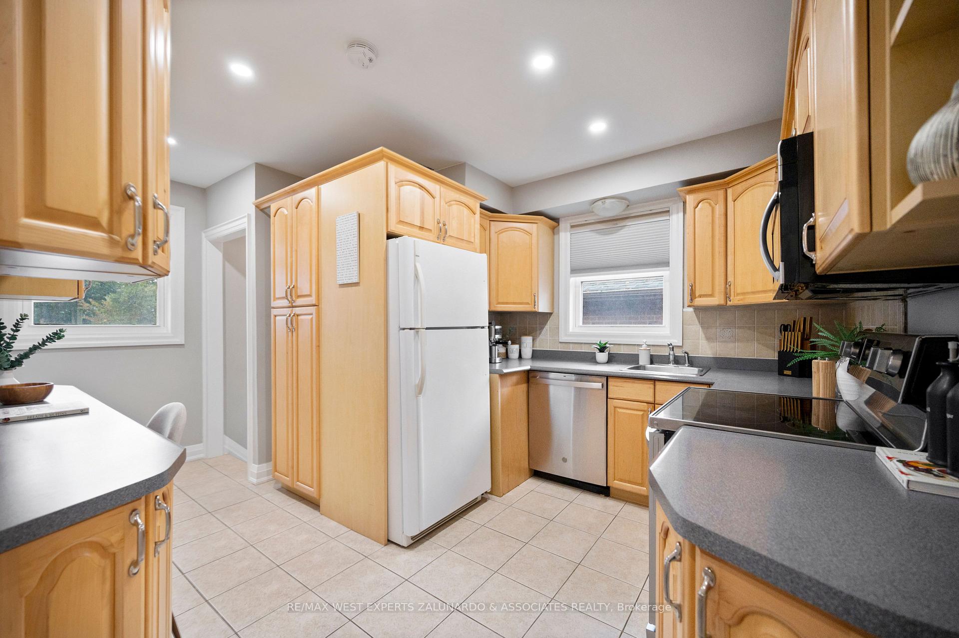 Photo 19 of 56 Roxaline Street, Etobicoke, Humber Heights — HOMEH