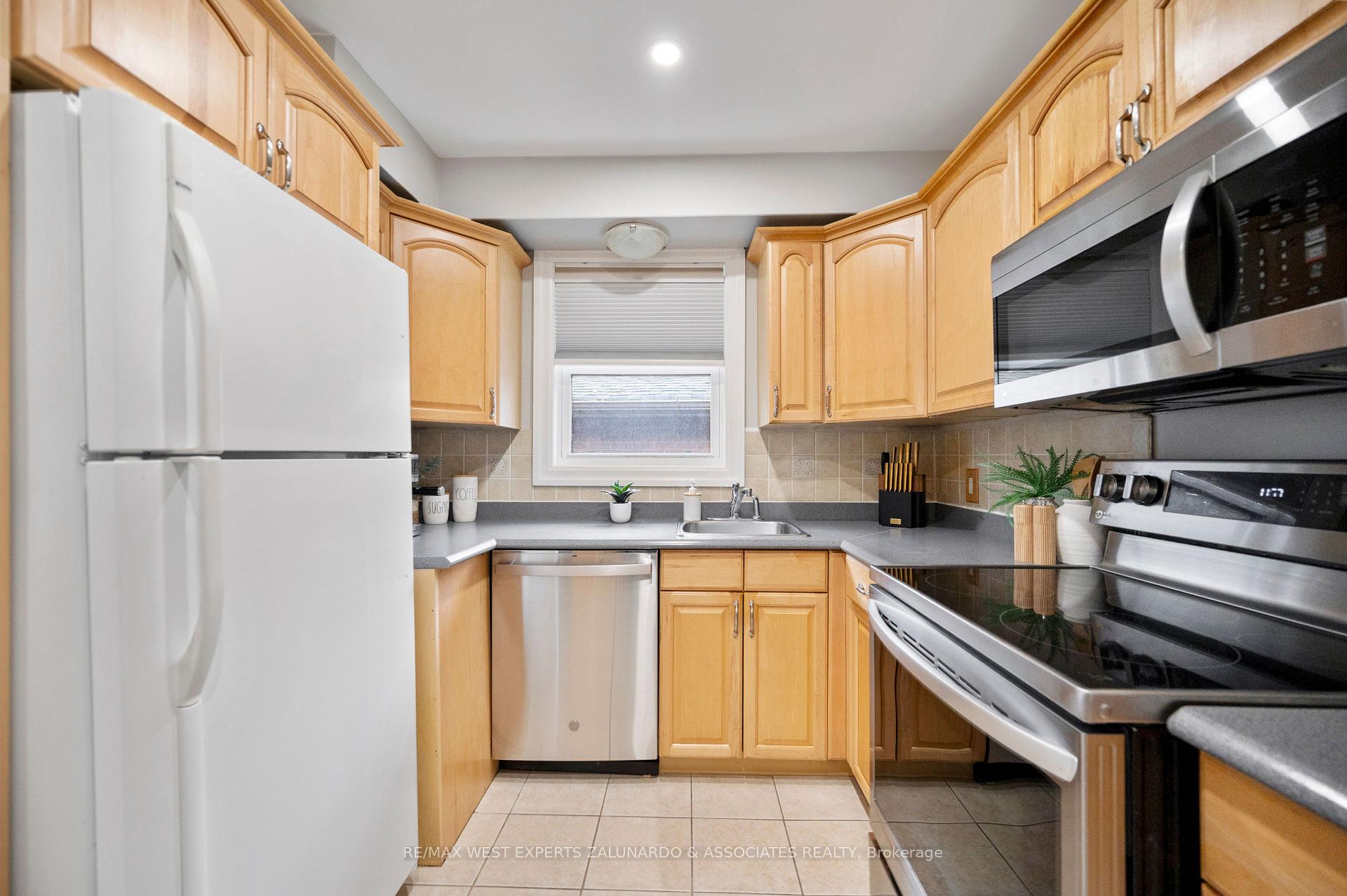 Photo 21 of 56 Roxaline Street, Etobicoke, Humber Heights — HOMEH