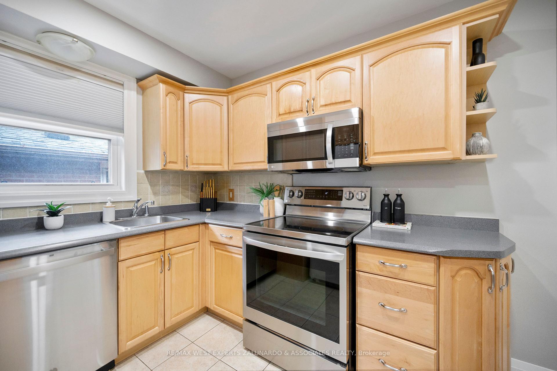 Photo 22 of 56 Roxaline Street, Etobicoke, Humber Heights — HOMEH