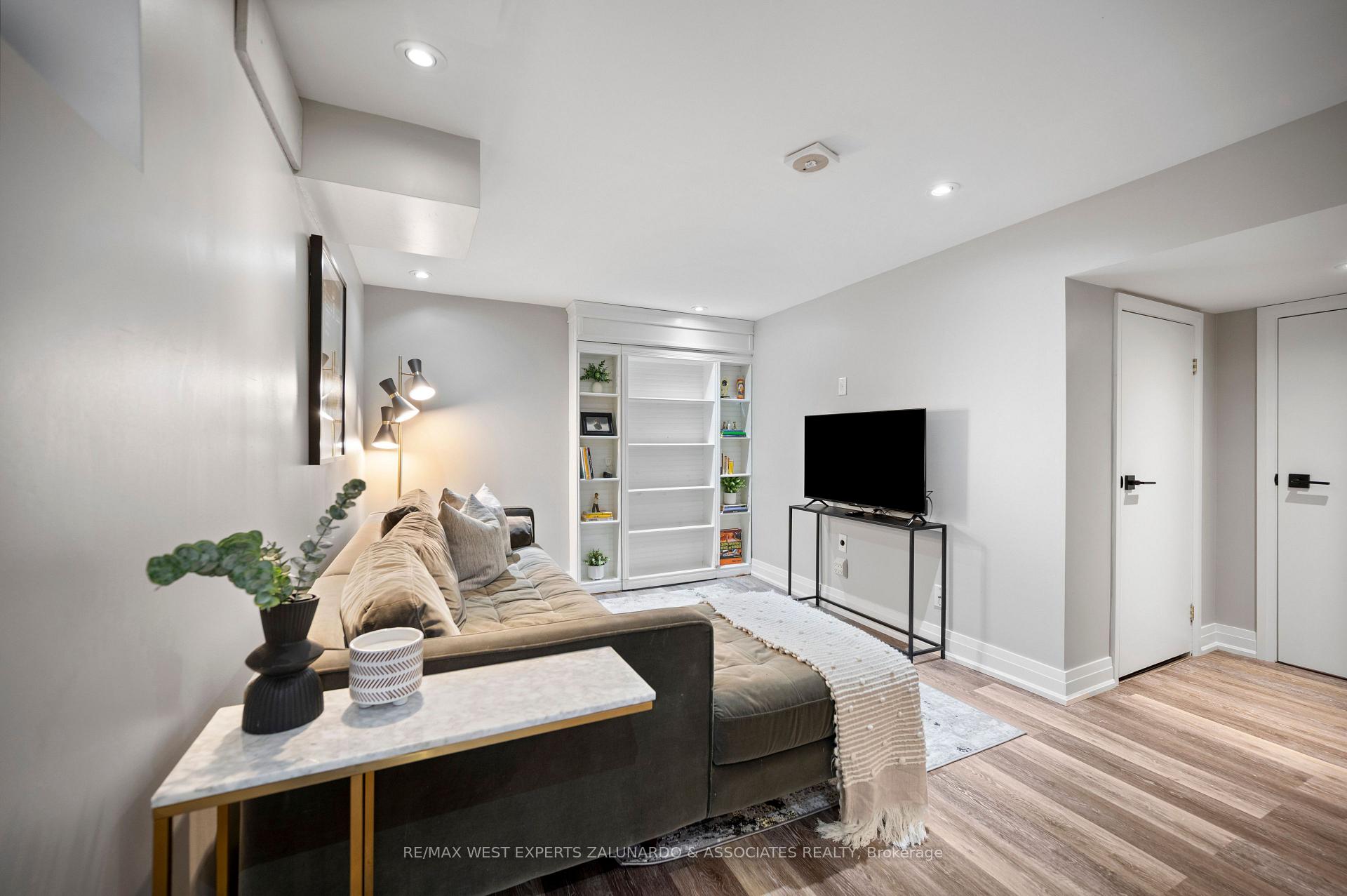 Photo 37 of 56 Roxaline Street, Etobicoke, Humber Heights — HOMEH