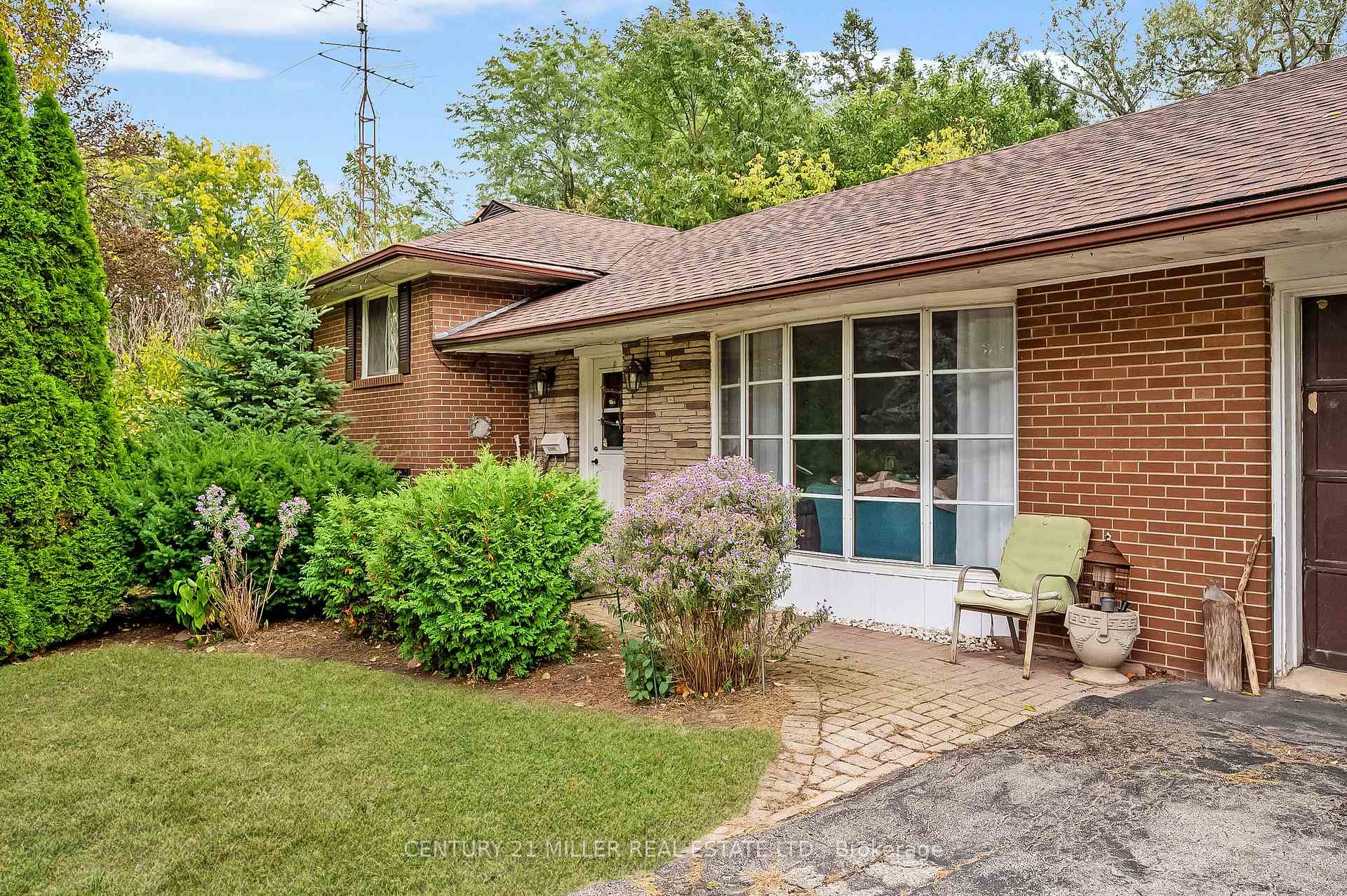 Photo 4 of 1342 Sedgewick Crescent, Oakville, Southwest — HOMEH