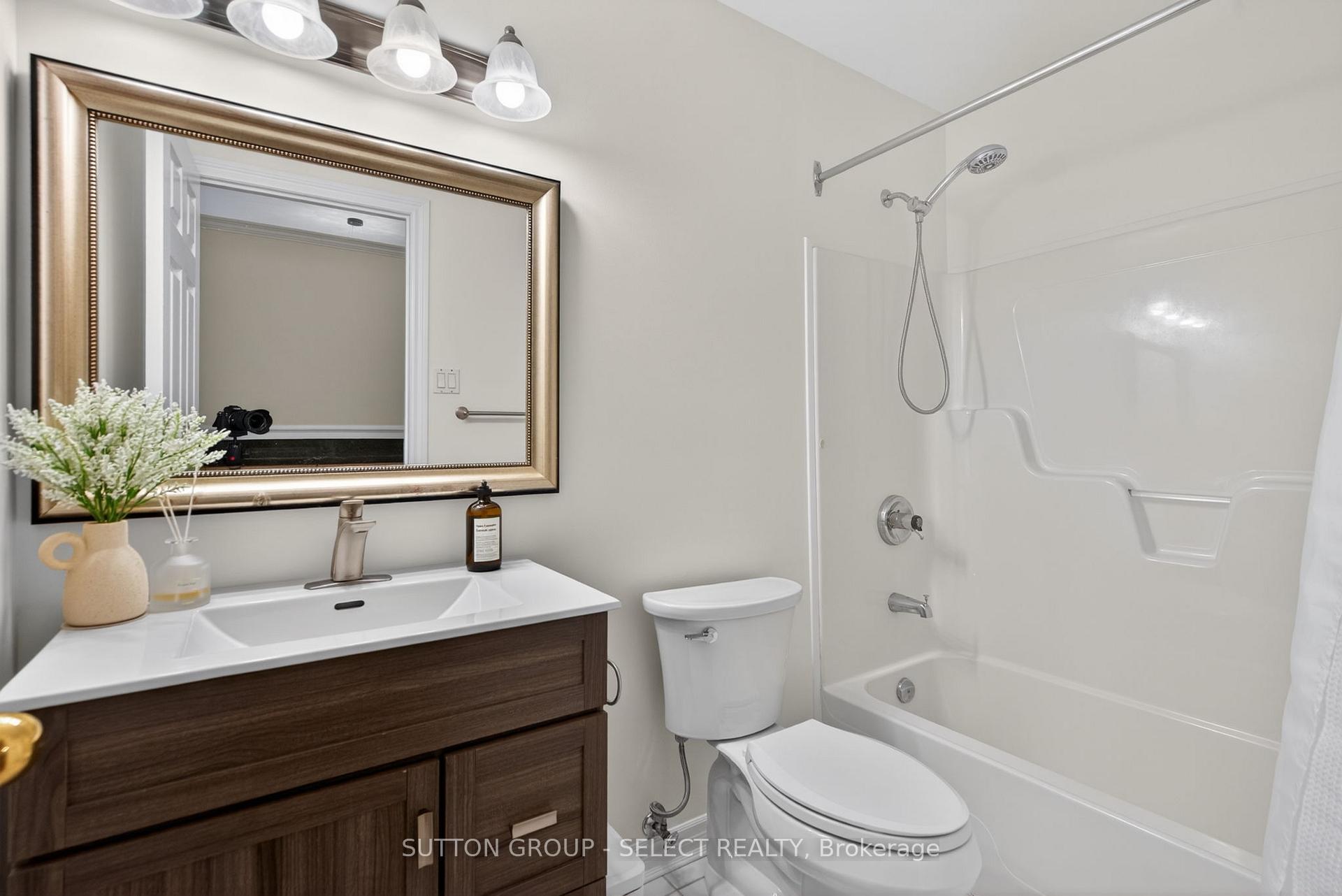 Photo 20 of Unit 5, 270 North Centre Road, London, North R — HOMEH