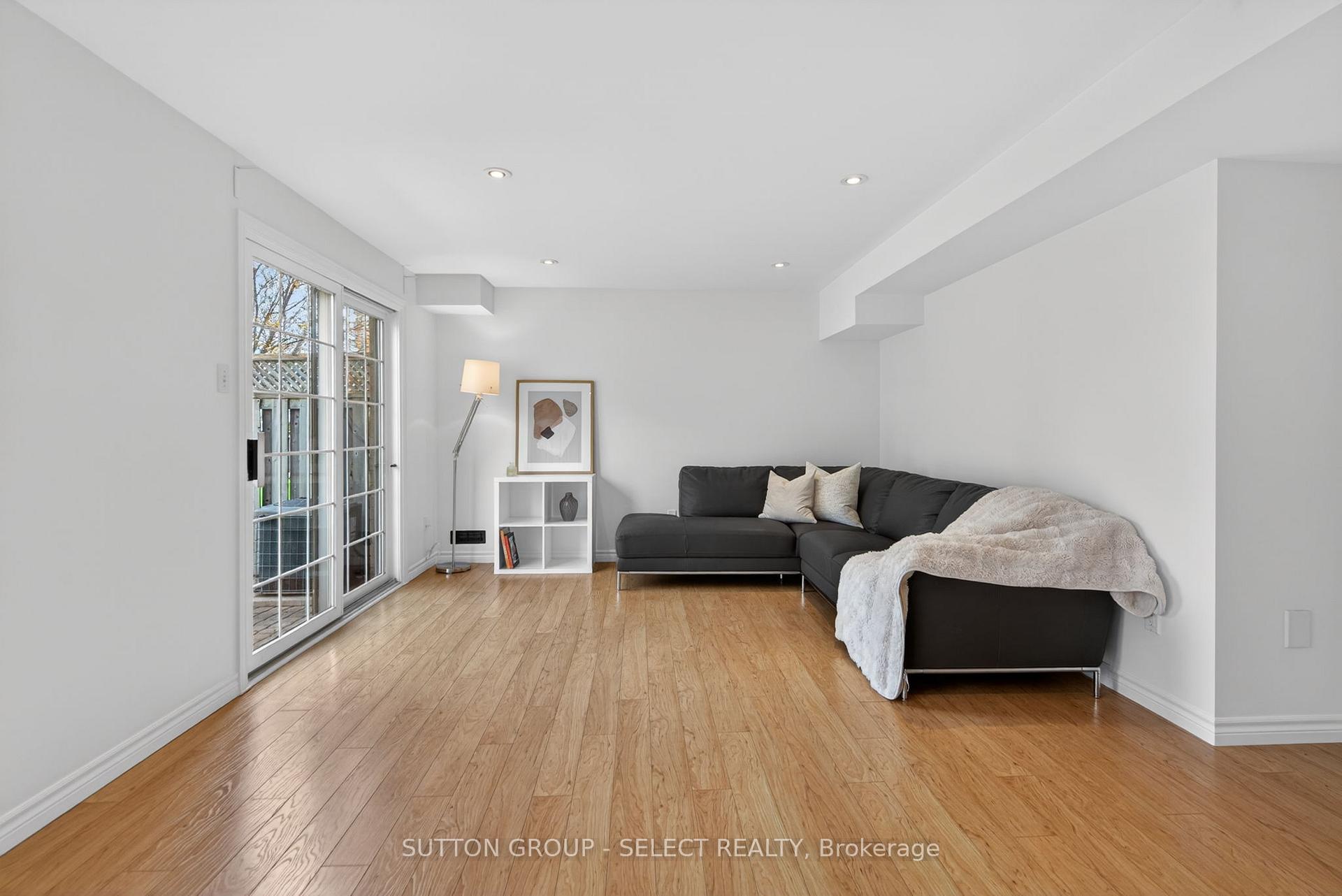 Photo 26 of Unit 5, 270 North Centre Road, London, North R — HOMEH