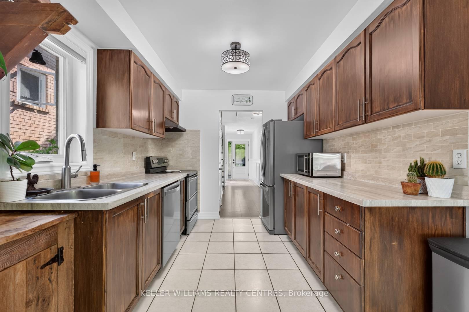 Photo 5 of 12 Lancaster Court, Georgina, Keswick South — HOMEH