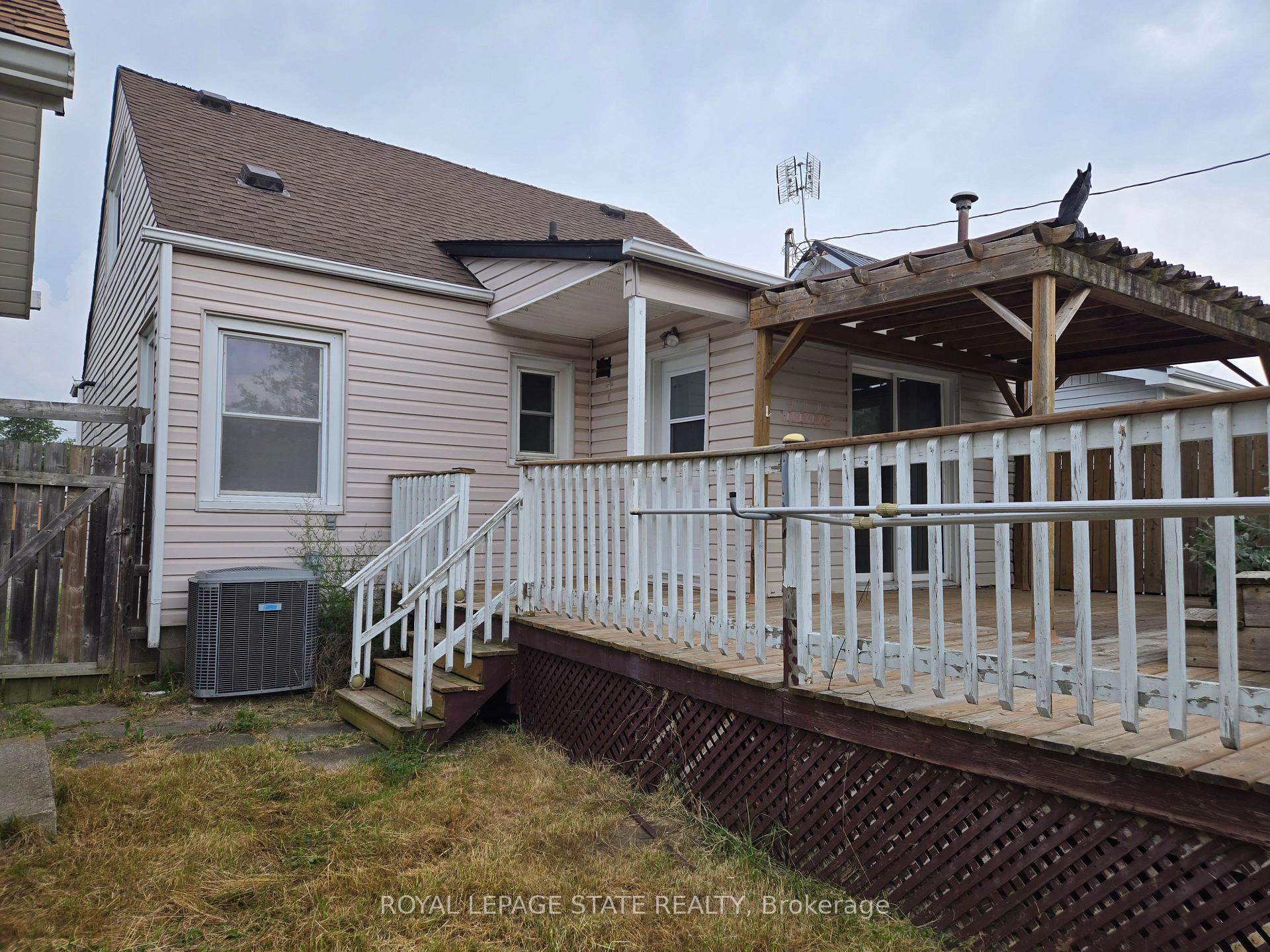 Photo 3 of 325 Simpson Avenue, Welland, Lincoln/Crowland — HOMEH