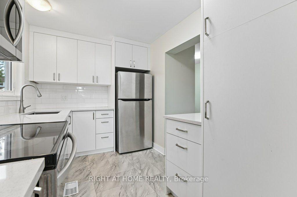 Photo 10 of 3 Benlark Road, Ottawa, Barrhaven - On the Green — HOMEH