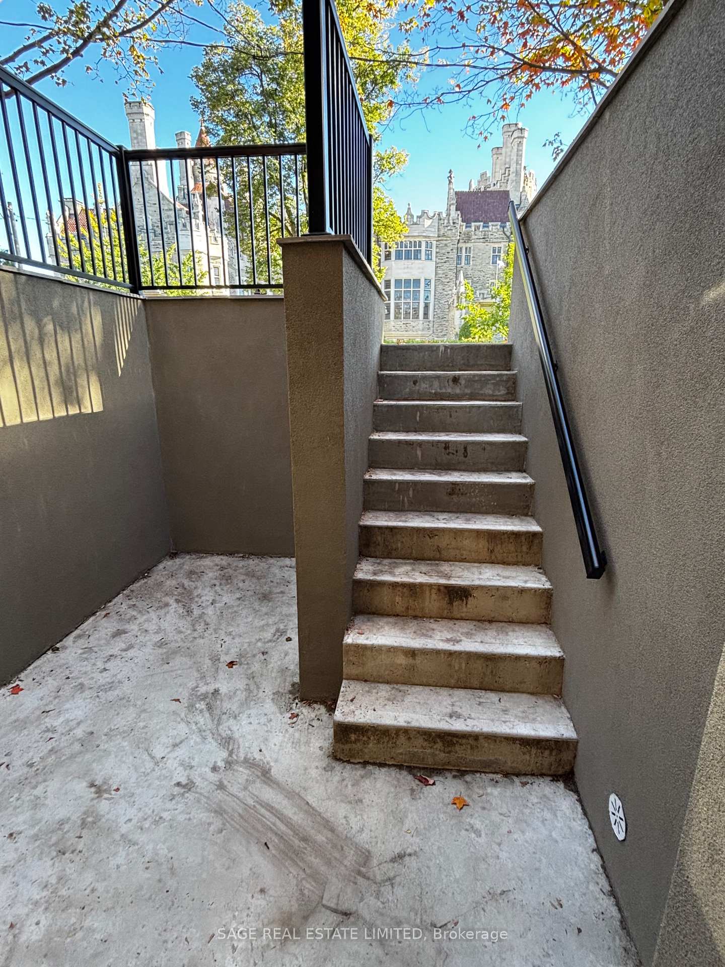 Photo 16 of Unit Walk Out, 22 Austin Terrace, Toronto, Casa Loma — HOMEH