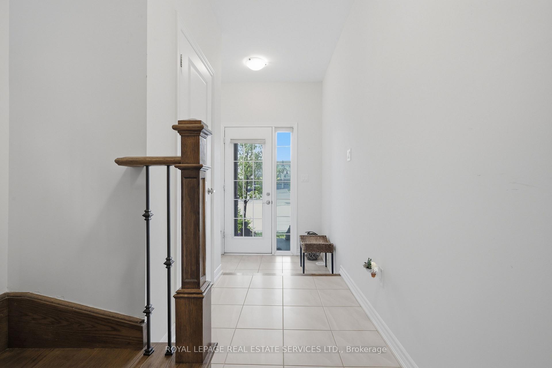 Photo 2 of 58 Borers Creek Circle, Hamilton, Waterdown — HOMEH