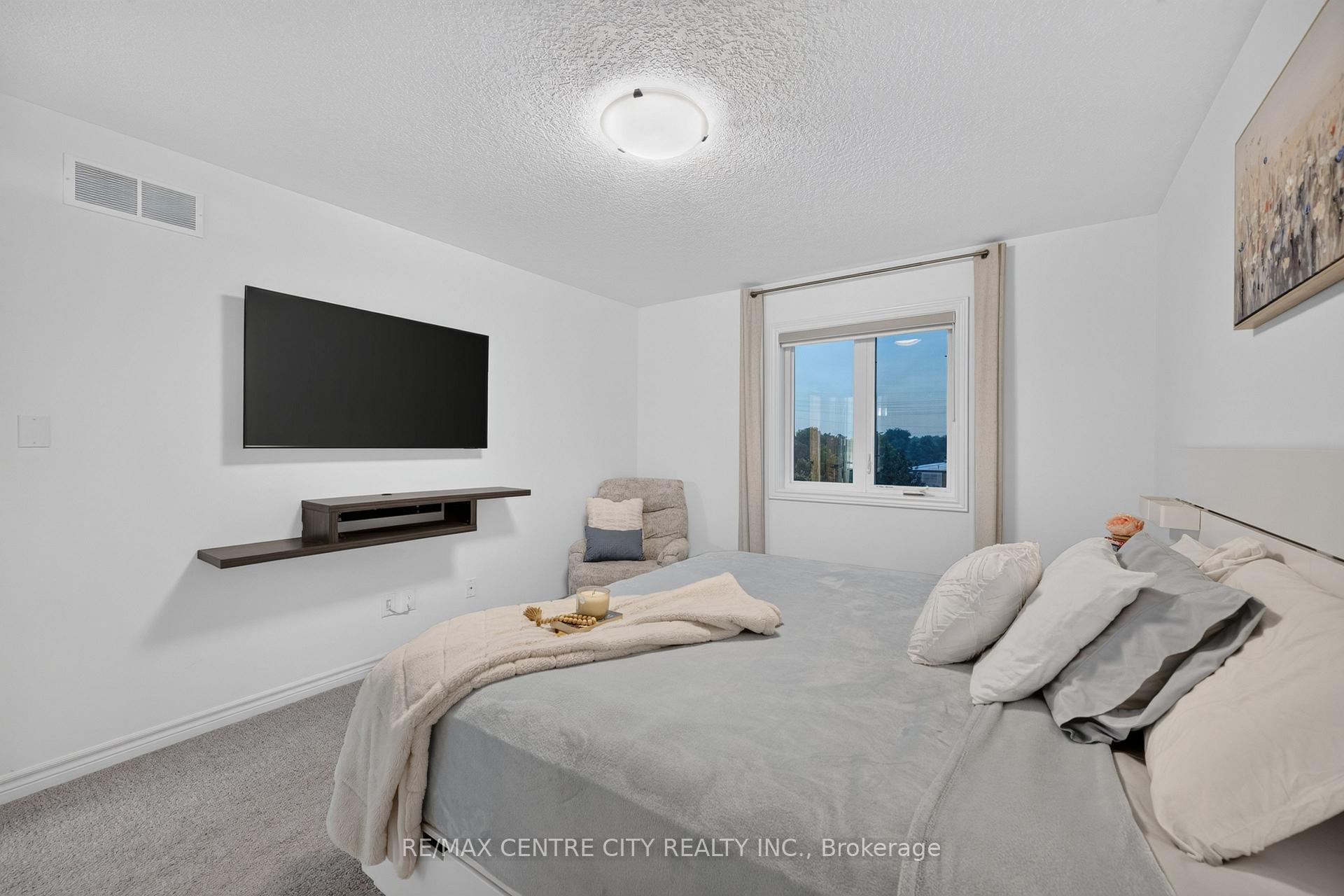 Photo 37 of 1740 Finley Crescent, London, North I — HOMEH