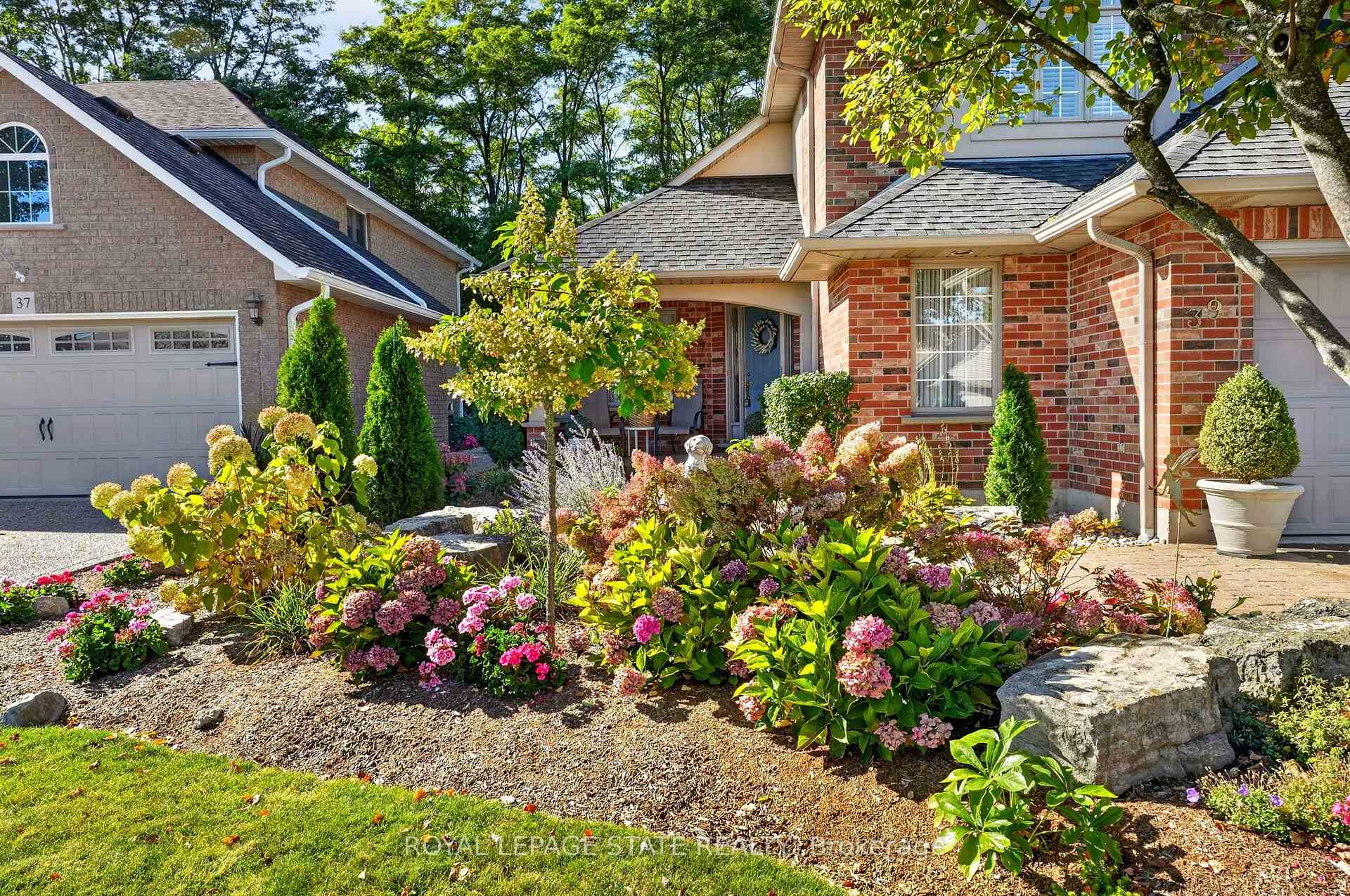 Photo 4 of 39 Bellstone Lane, Hamilton, Mount Hope — HOMEH