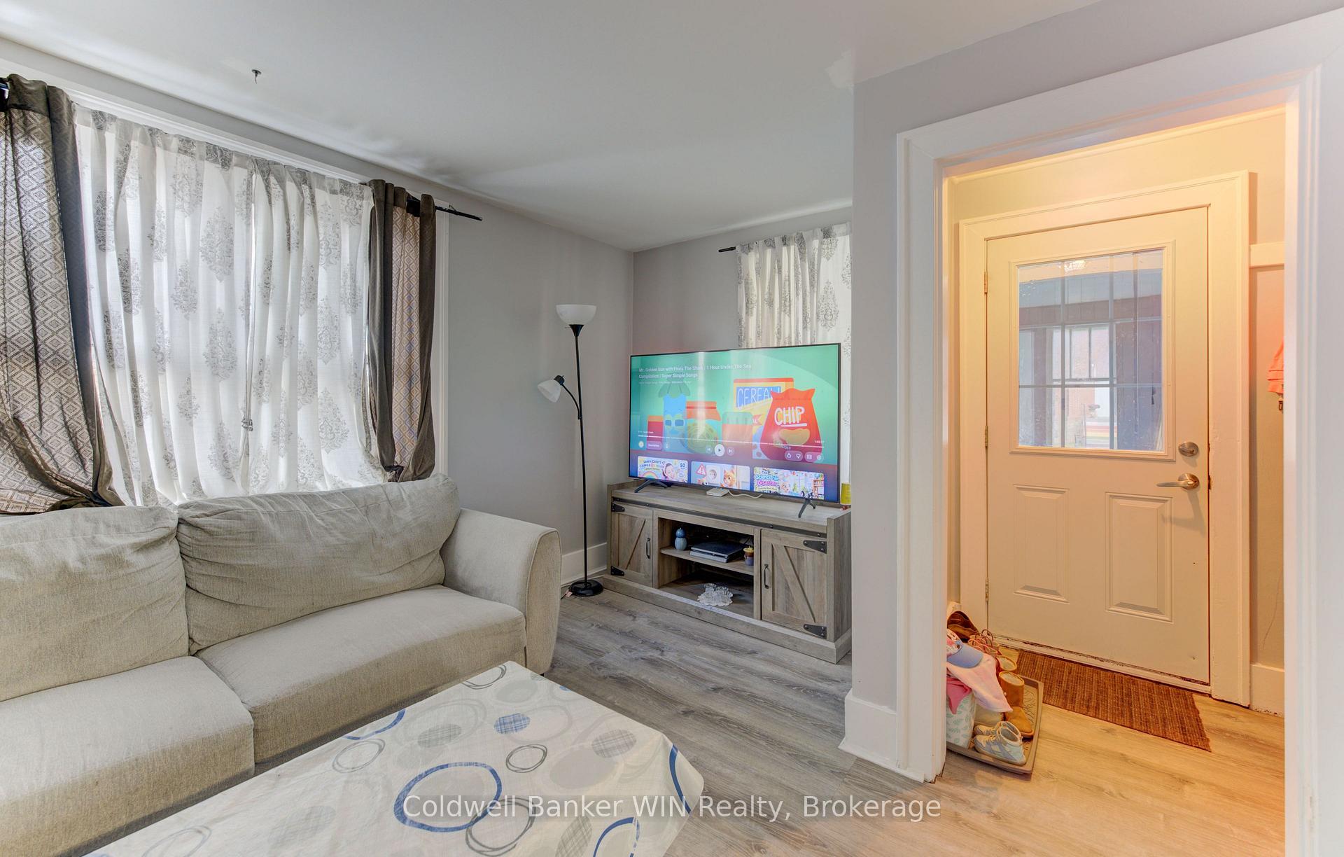 Photo 3 of 160 Queen Street E, Wellington North, Mount Forest — HOMEH