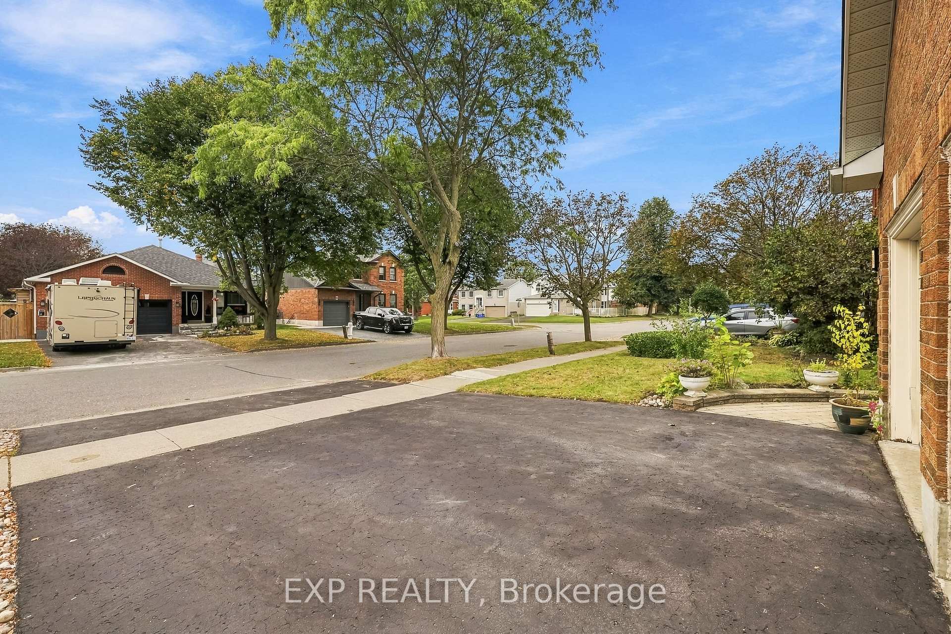 Photo 3 of 40 Orchard Park Drive, Clarington, Bowmanville — HOMEH