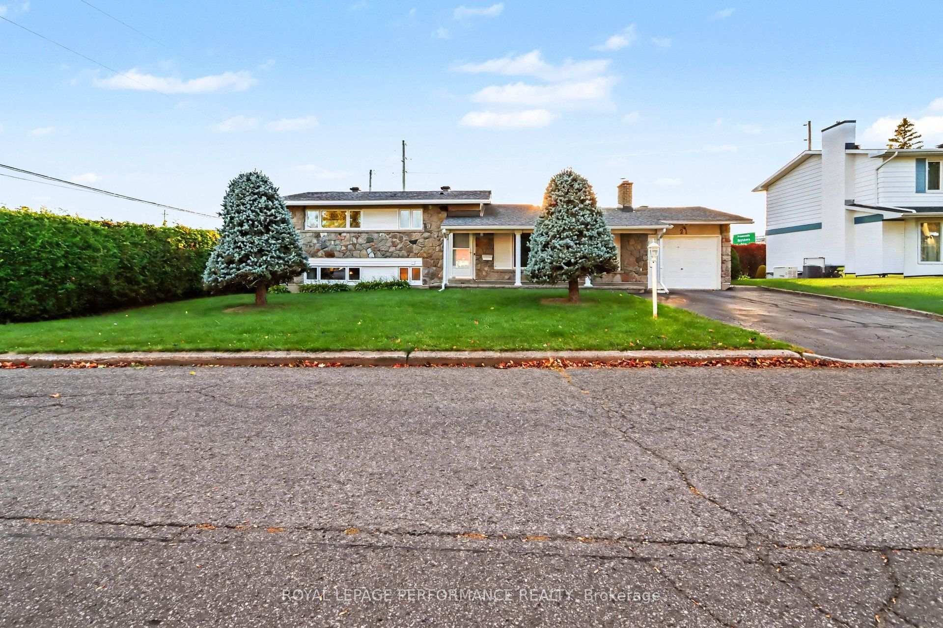 Photo 2 of 21 Pulford Crescent, Ottawa, Bayshore — HOMEH