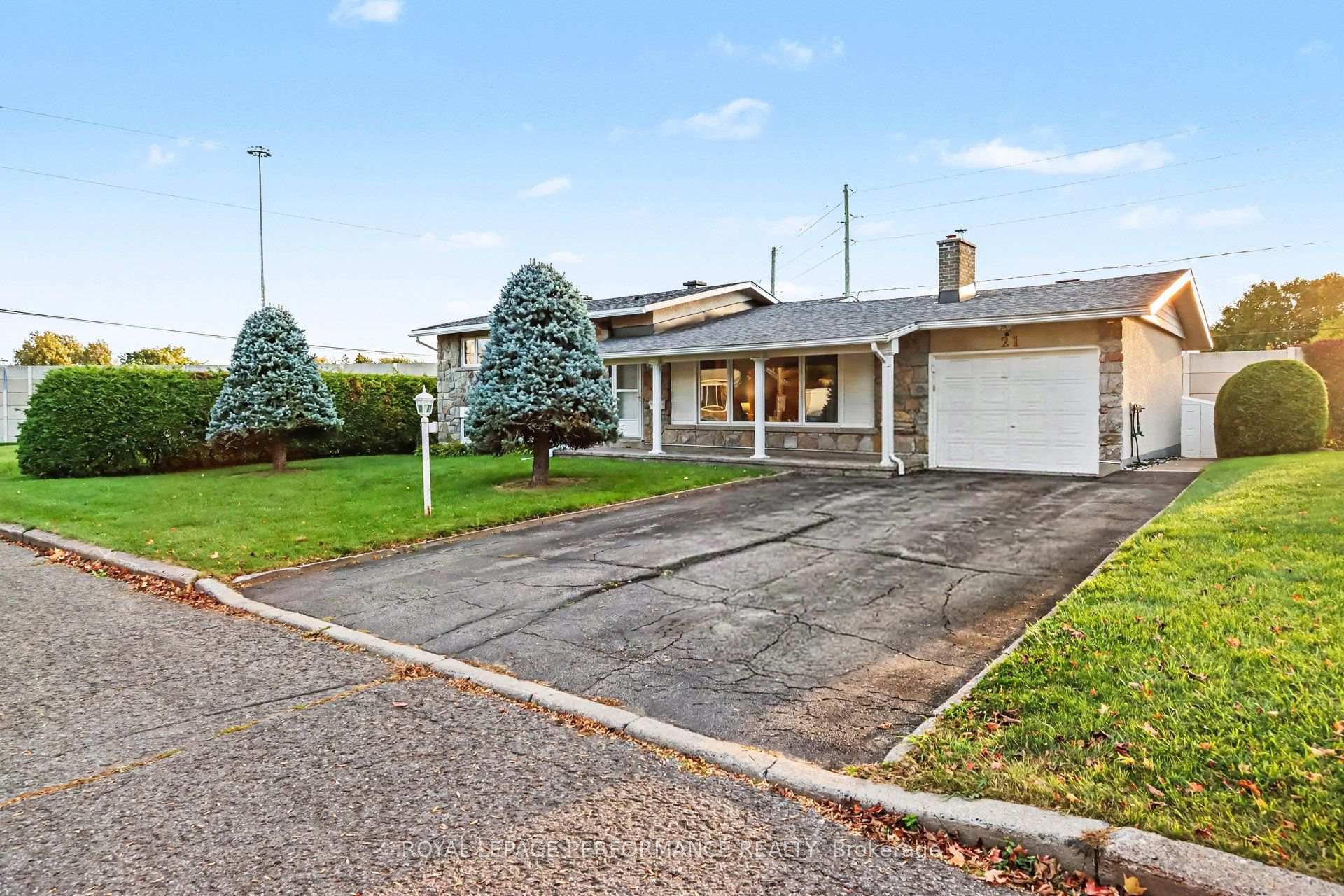 Photo 3 of 21 Pulford Crescent, Ottawa, Bayshore — HOMEH