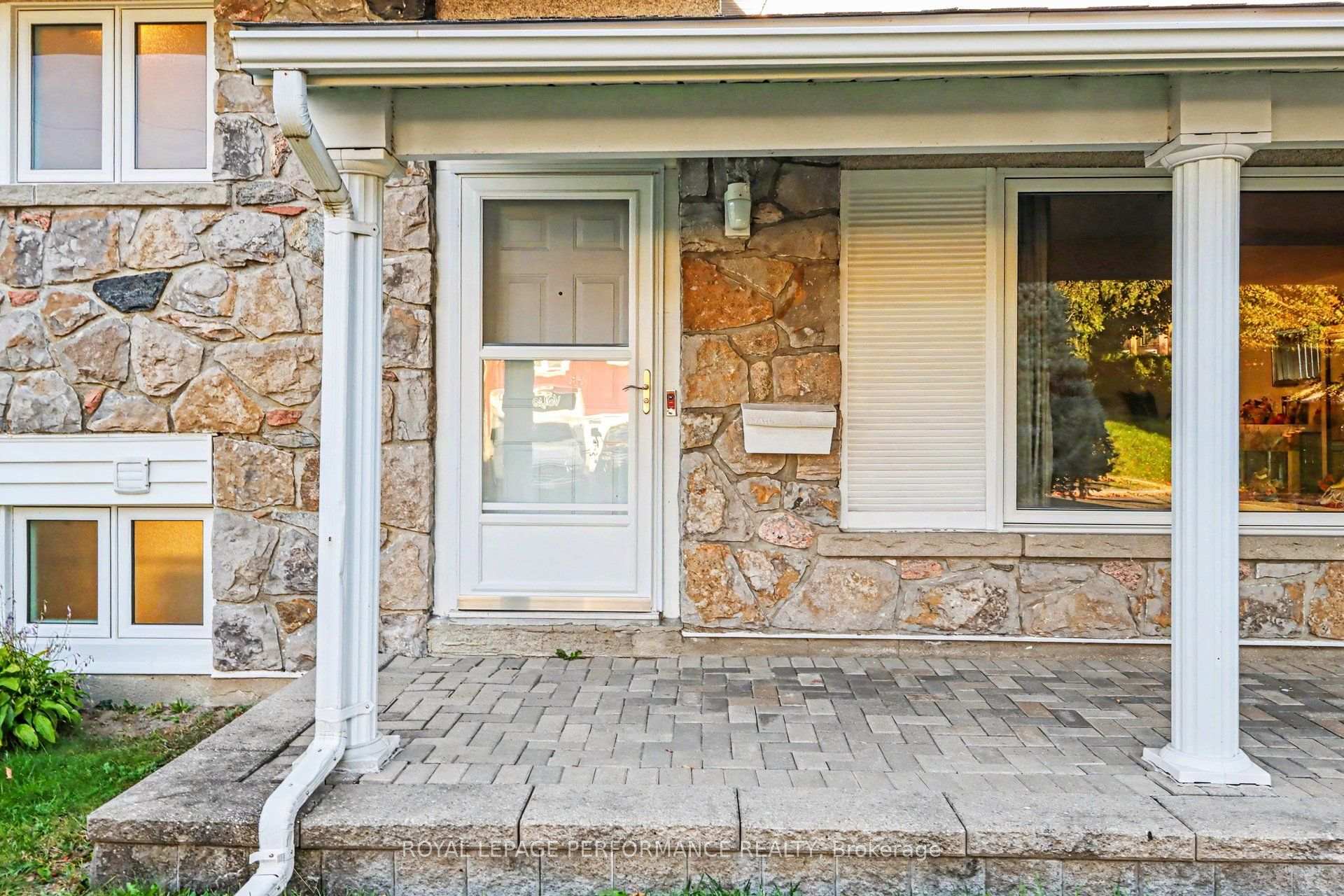 Photo 4 of 21 Pulford Crescent, Ottawa, Bayshore — HOMEH