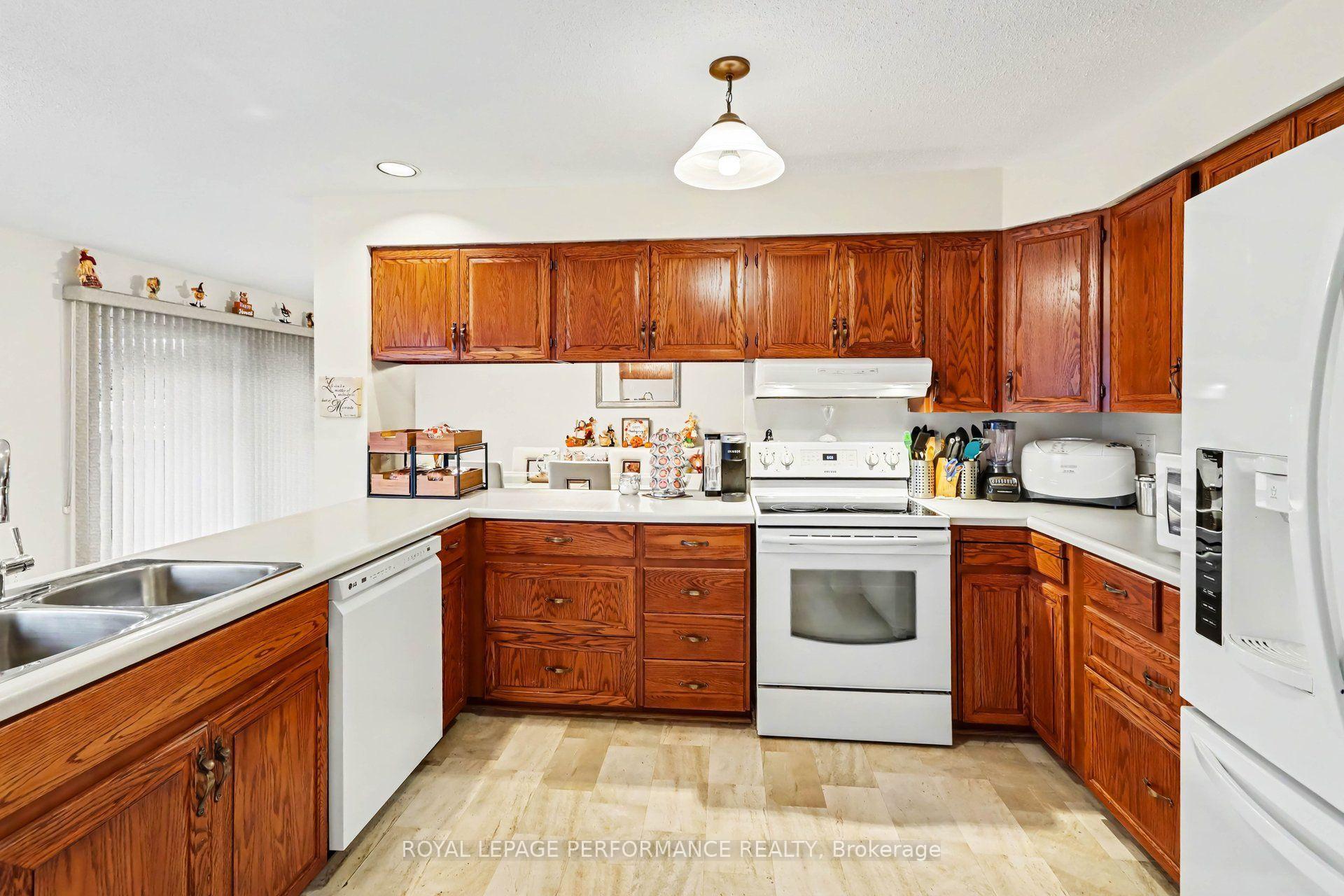 Photo 11 of 21 Pulford Crescent, Ottawa, Bayshore — HOMEH