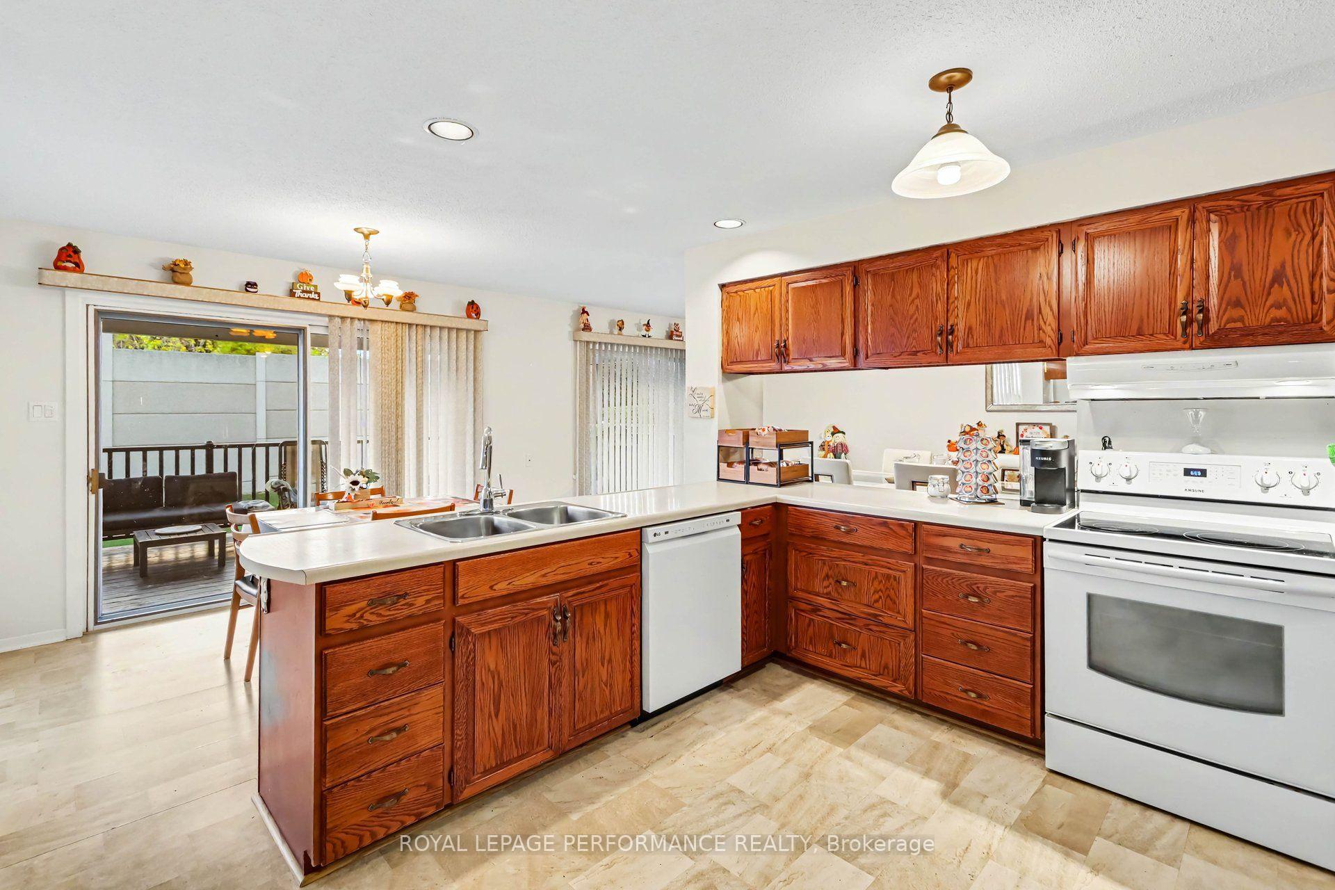 Photo 12 of 21 Pulford Crescent, Ottawa, Bayshore — HOMEH