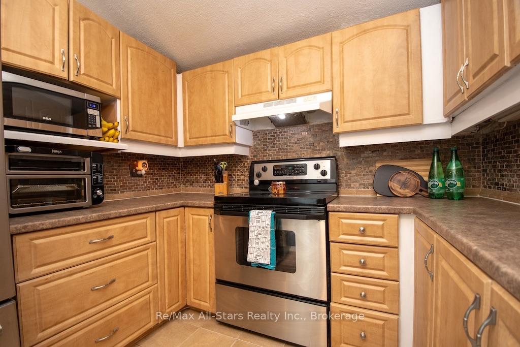 Photo 8 of 23 Wolfe Street, Kawartha Lakes, Lindsay — HOMEH
