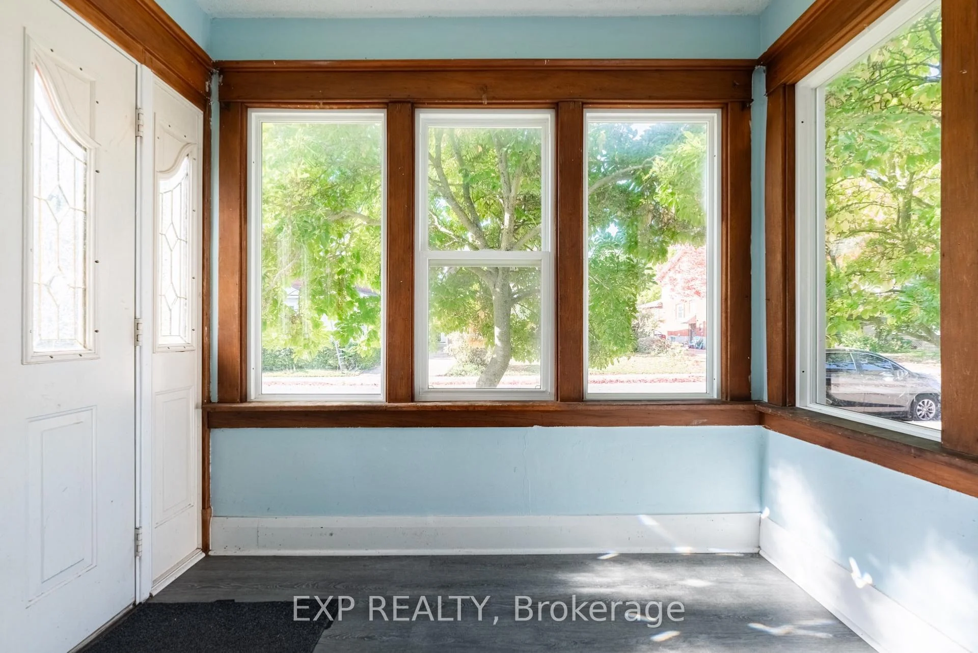 Photo 6 of 4613 Ryerson Crescent, Niagara Falls, Downtown — HOMEH