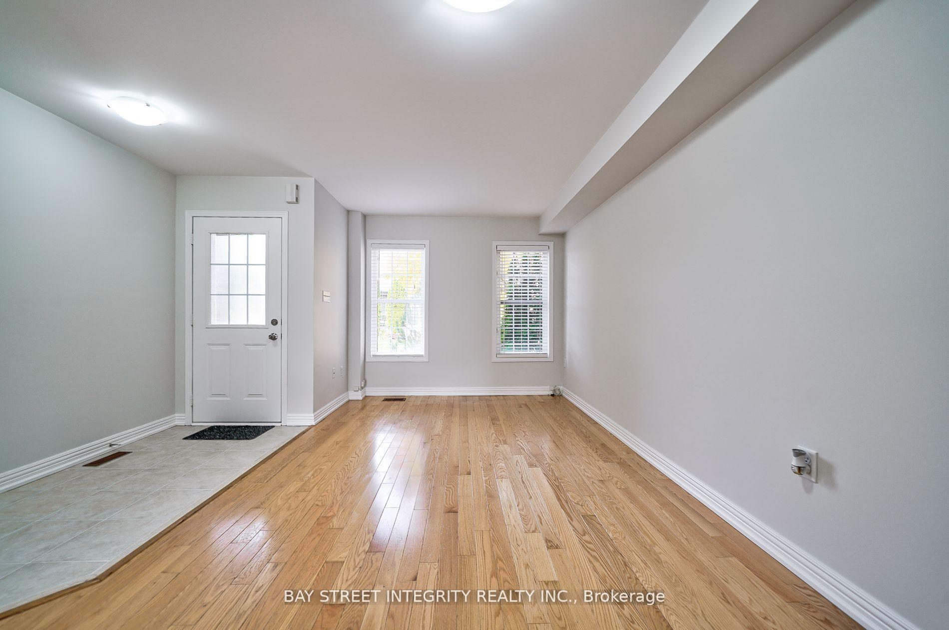 Photo 2 of 75 Selkirk Drive, Richmond Hill, Langstaff — HOMEH