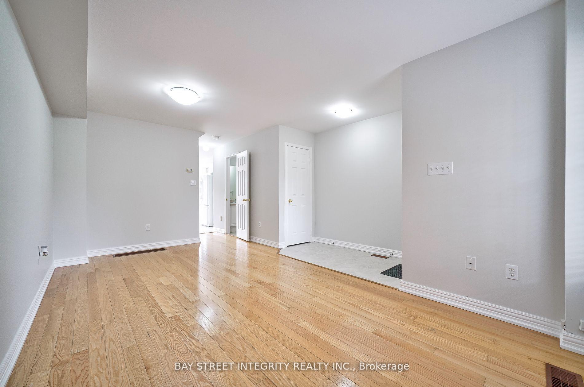 Photo 3 of 75 Selkirk Drive, Richmond Hill, Langstaff — HOMEH