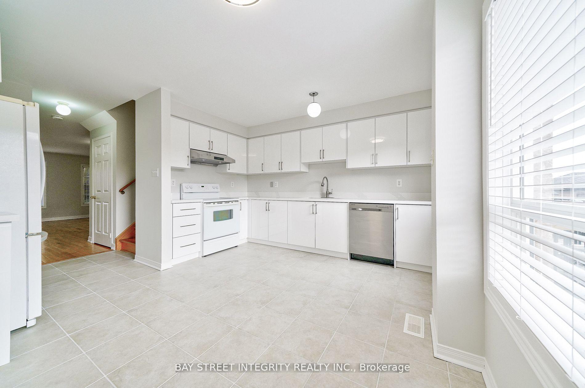 Photo 4 of 75 Selkirk Drive, Richmond Hill, Langstaff — HOMEH