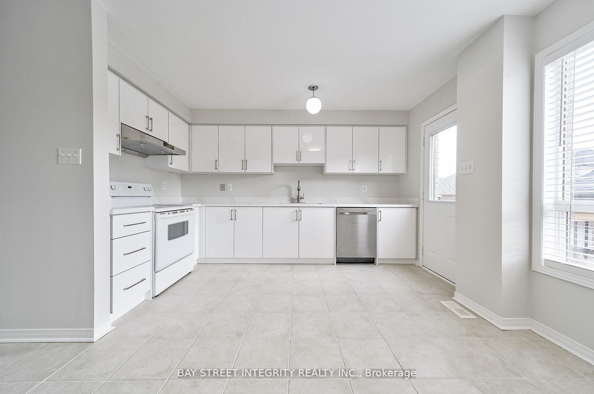 Photo 5 of 75 Selkirk Drive, Richmond Hill, Langstaff — HOMEH