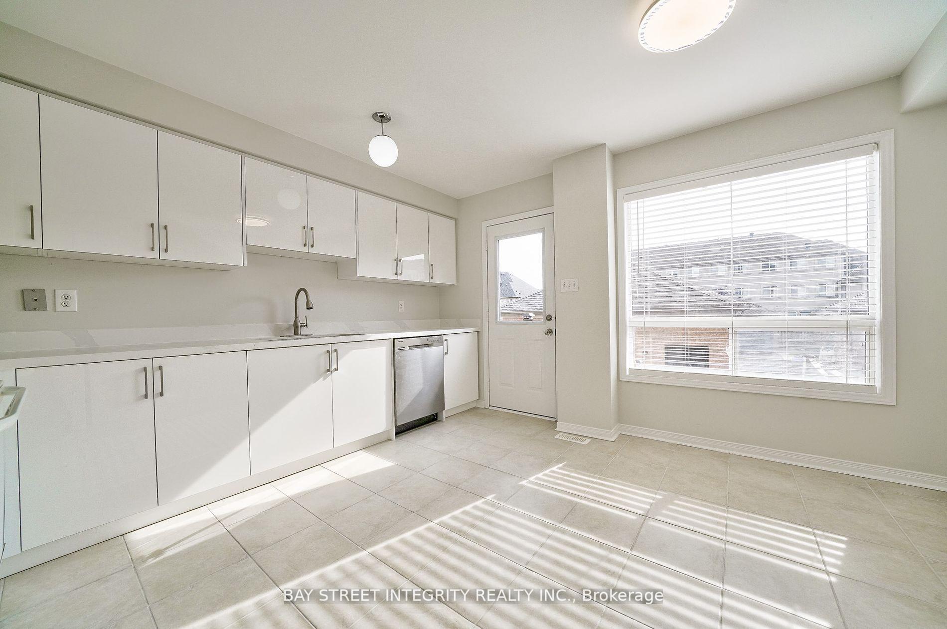 Photo 6 of 75 Selkirk Drive, Richmond Hill, Langstaff — HOMEH