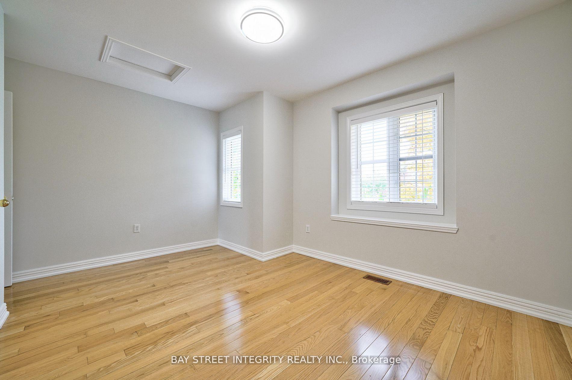 Photo 10 of 75 Selkirk Drive, Richmond Hill, Langstaff — HOMEH