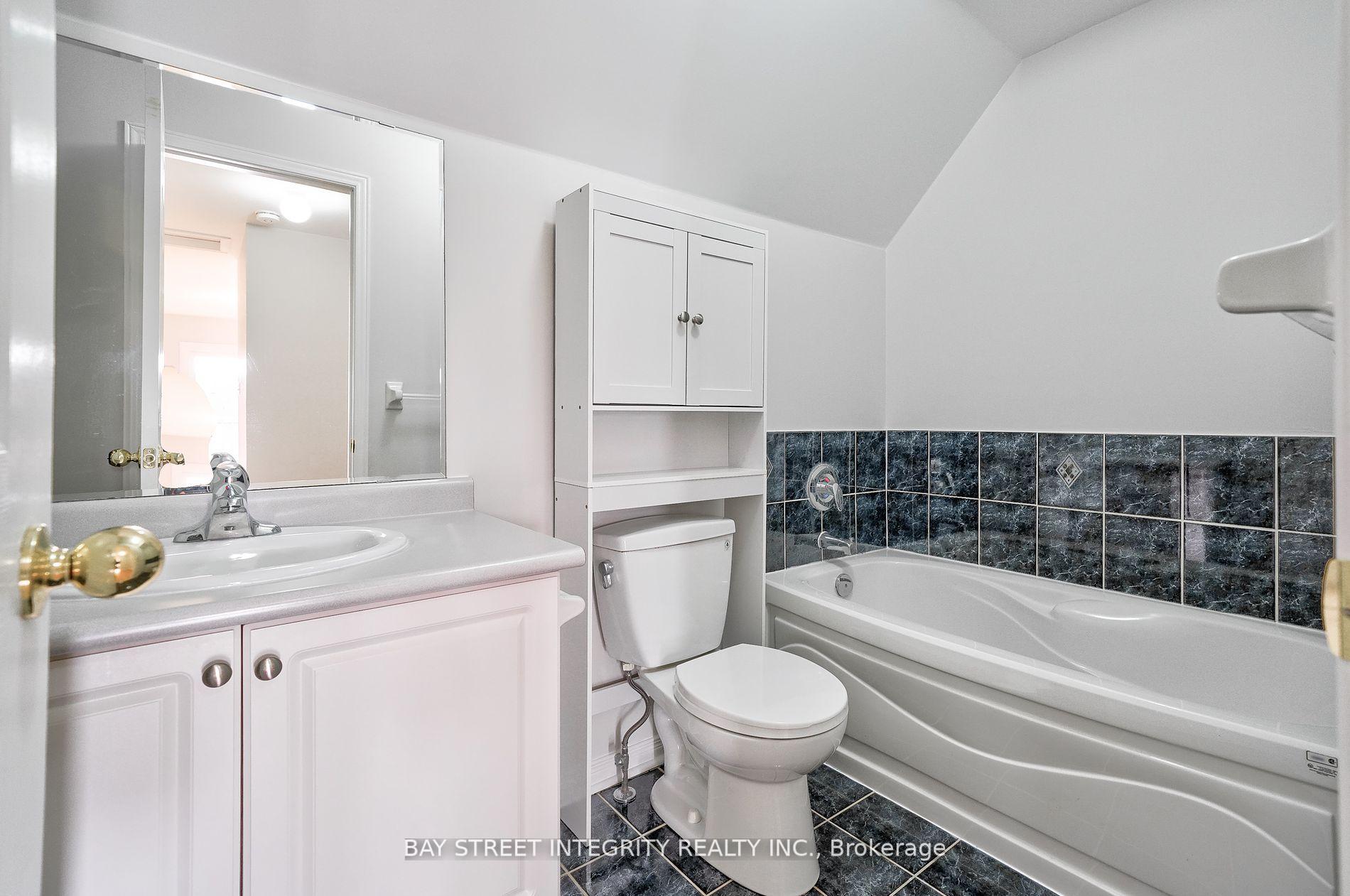 Photo 15 of 75 Selkirk Drive, Richmond Hill, Langstaff — HOMEH