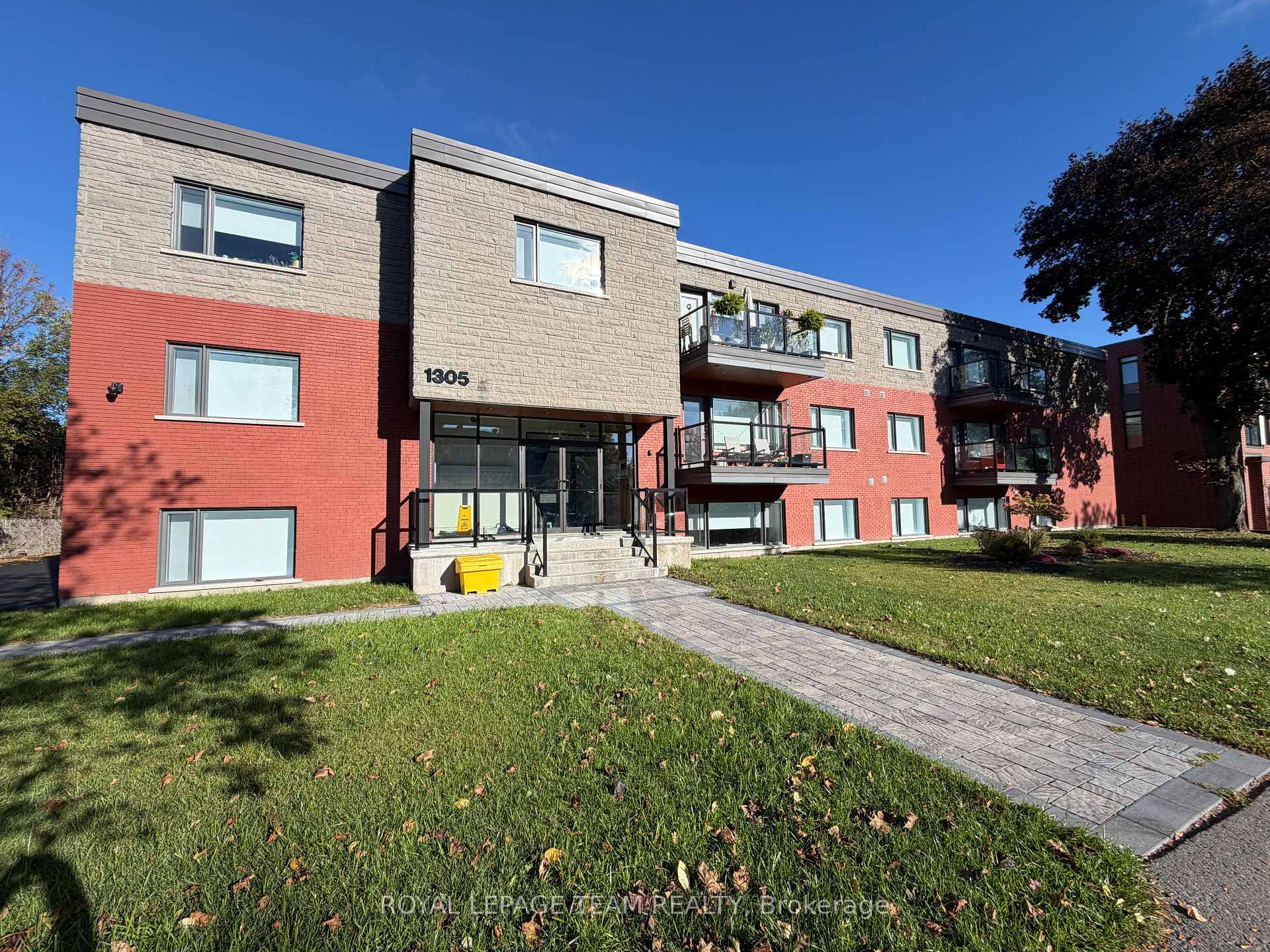 Photo of Unit 204, 1305 Summerville Avenue