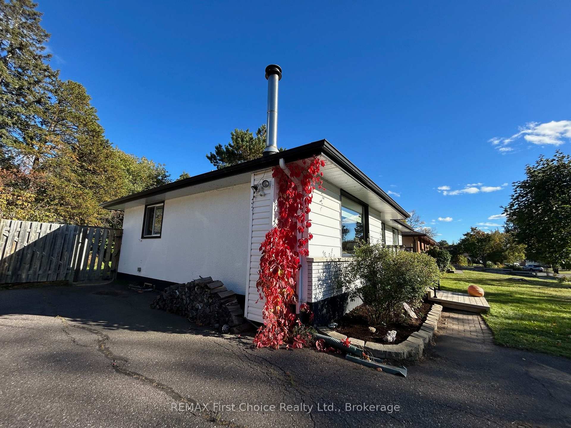 Photo 4 of 176 Crescent Avenue, Thunder Bay, Grandview — HOMEH