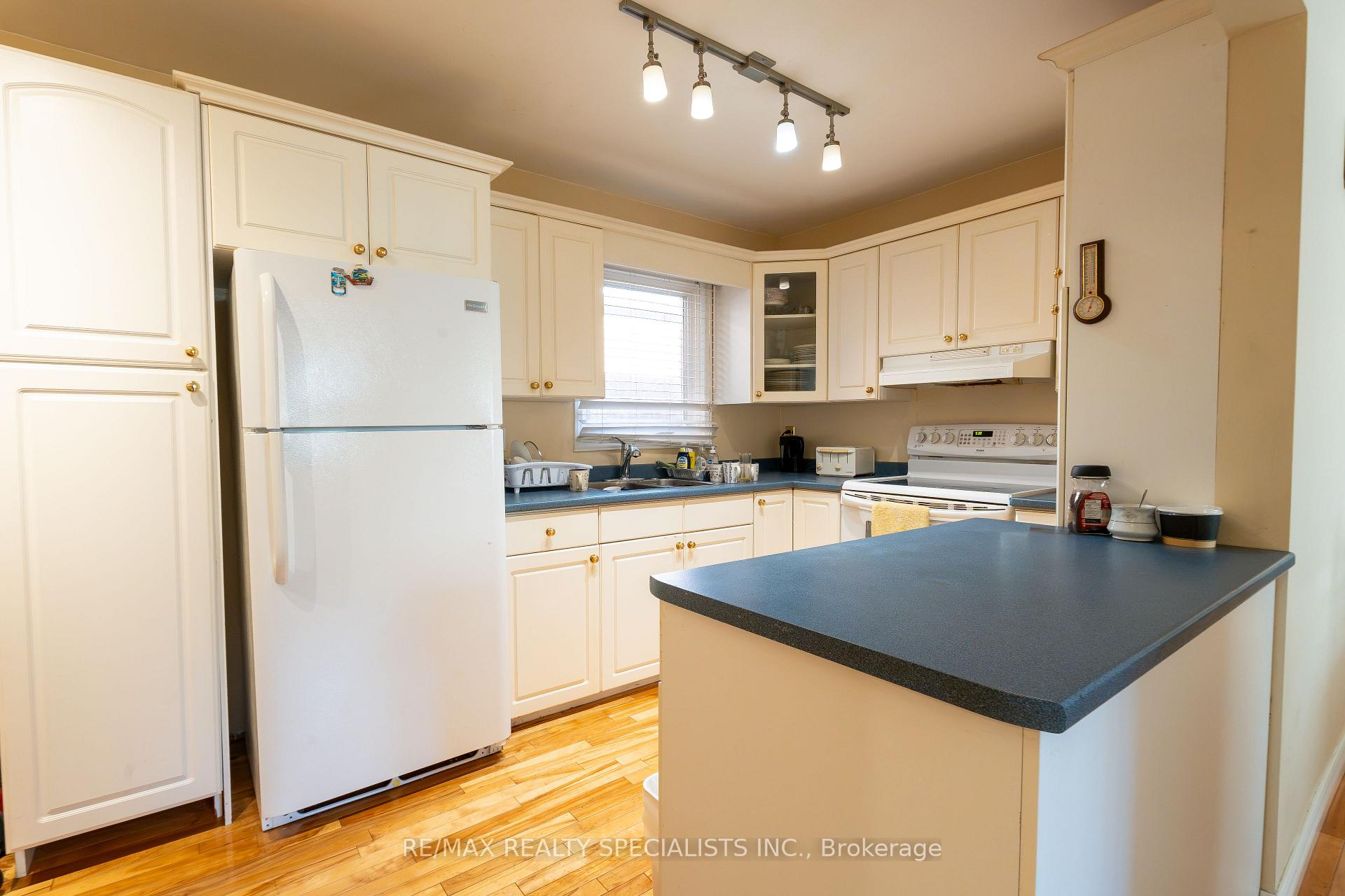 Photo 14 of 26 Vivaldi Crescent, Brampton, Brampton South — HOMEH