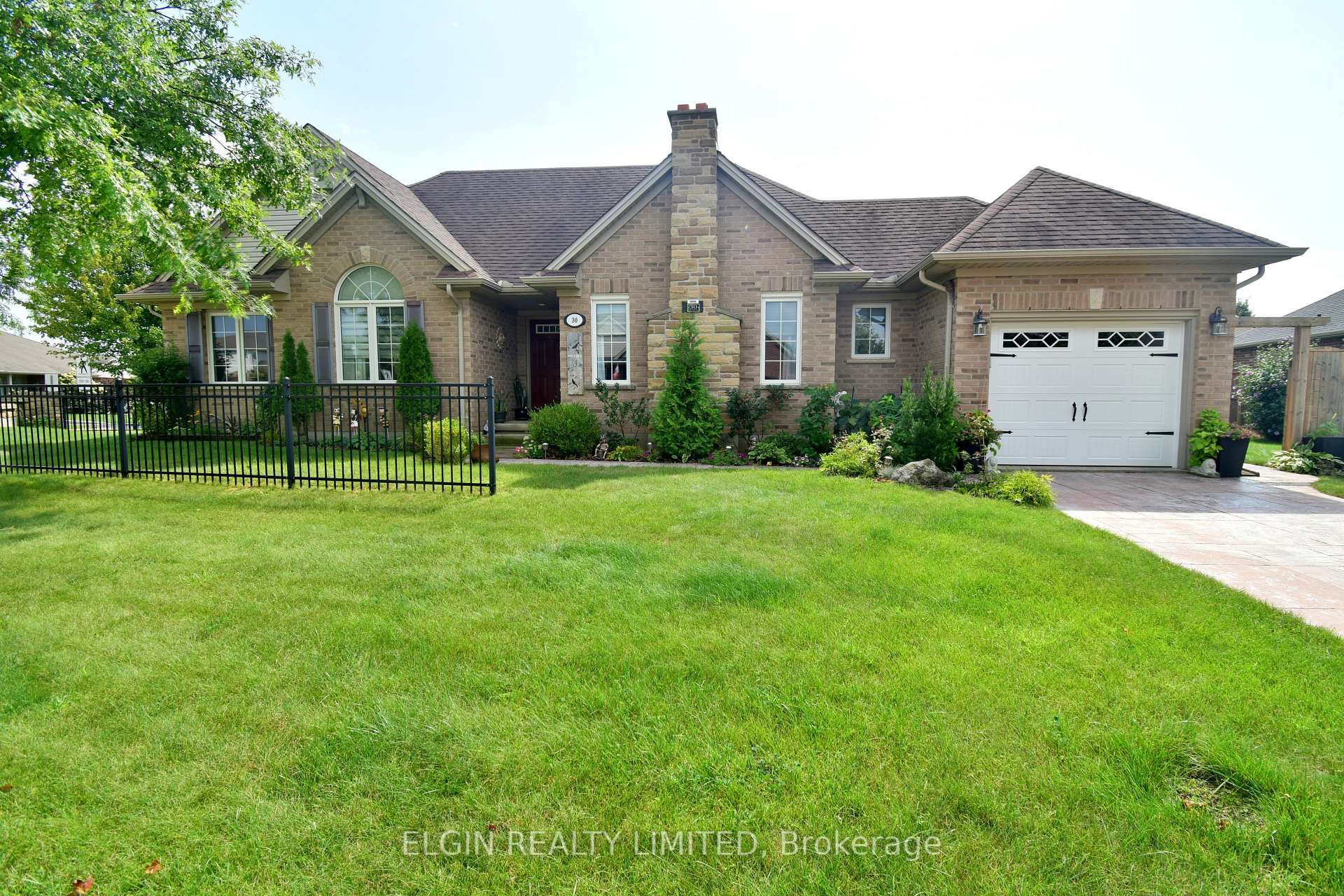 Photo 3 of 30 Peach Tree Boulevard, St. Thomas — HOMEH