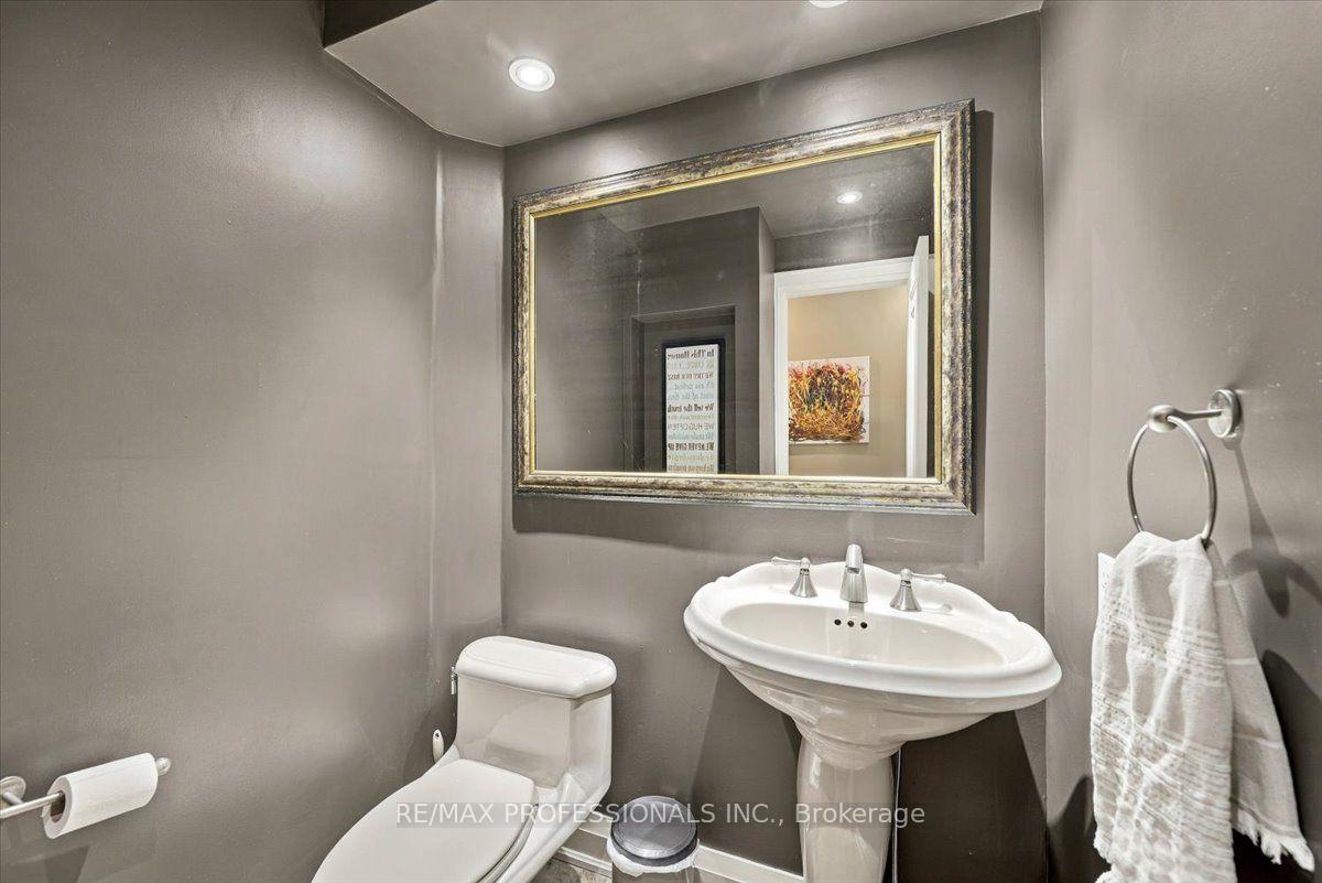 Photo 19 of 17 King Georges Road, Etobicoke, Kingsway South — HOMEH