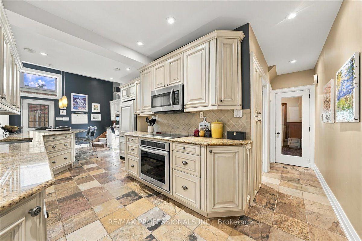Photo 20 of 17 King Georges Road, Etobicoke, Kingsway South — HOMEH