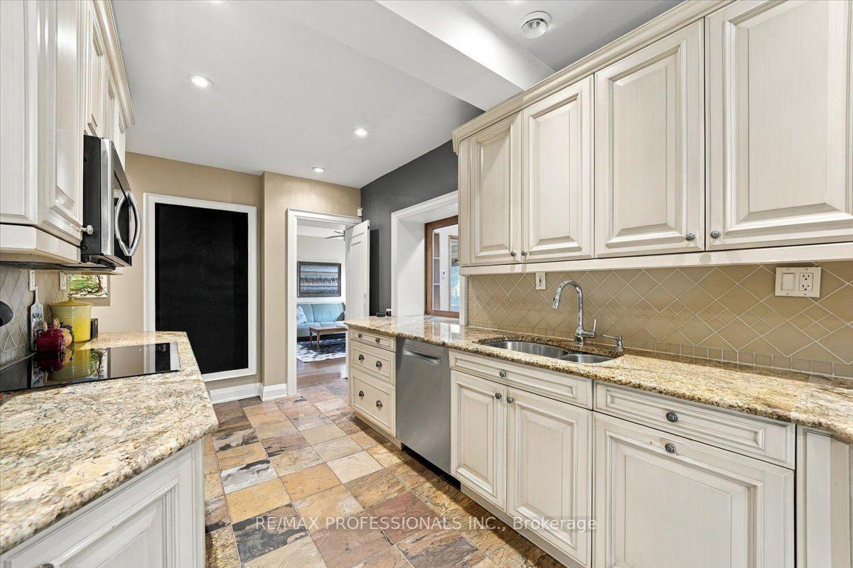 Photo 23 of 17 King Georges Road, Etobicoke, Kingsway South — HOMEH